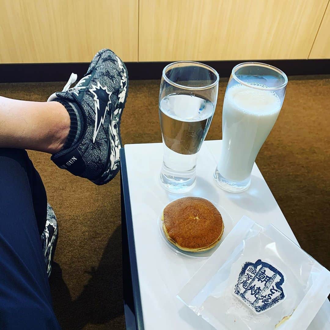 金村義明さんのインスタグラム写真 - (金村義明Instagram)「たん熊で朝粥食べて、伊丹空港へ！飛ばしたから気分悪くなり、吐いてしもた！ また腹へったから今井のきつねうどん！胃がバカなってミカサ饅頭まで食べてもた、また気分悪くなってきた！」11月6日 11時12分 - yoshiaki_kanemura