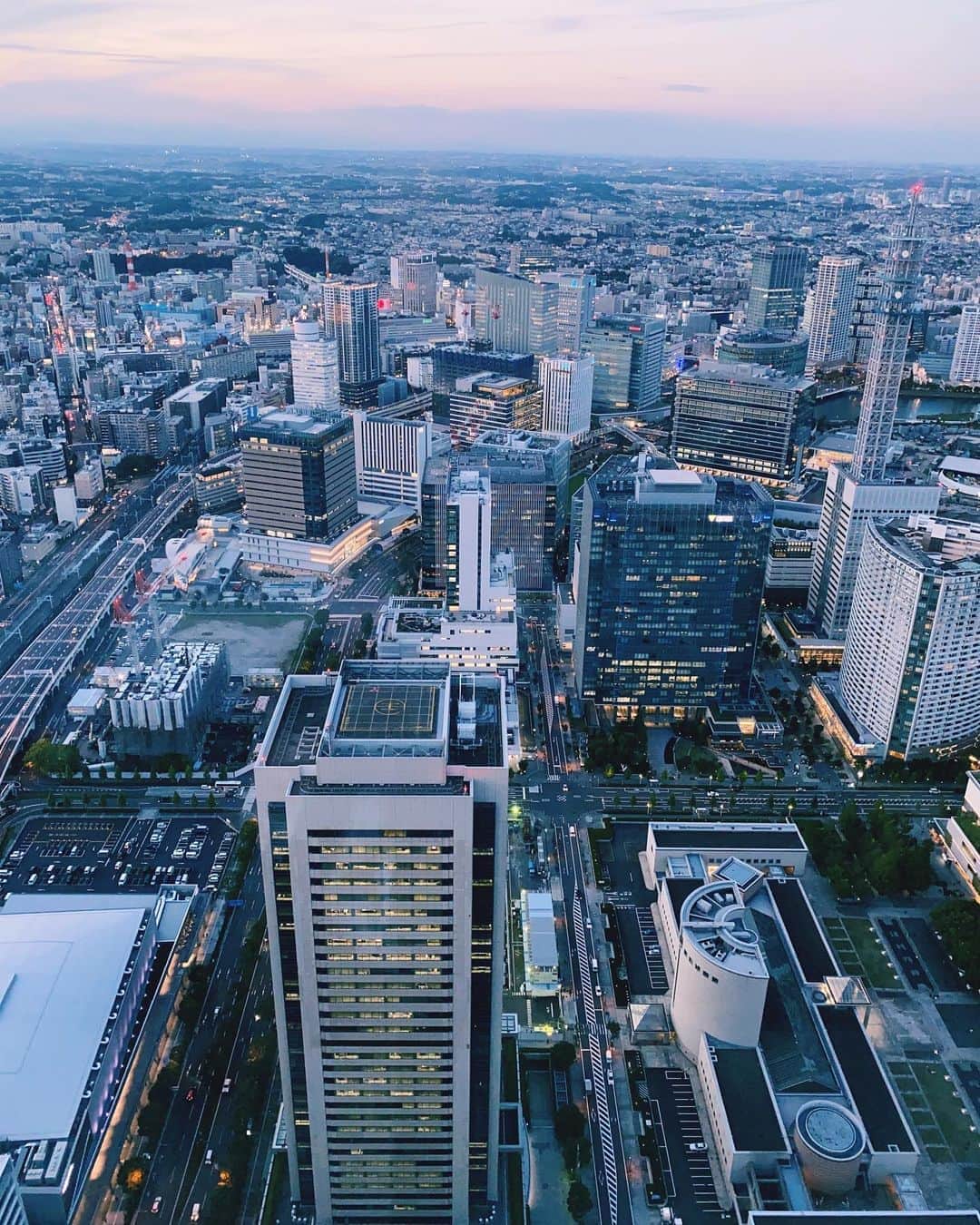 横浜ロイヤルパークホテルのインスタグラム：「徐々に明かりが灯り、夜へと移り変わる時間。 街がピンク色に染まり、幻想的な景色が広がります🌆  #横浜ロイヤルパークホテル #yokohamaroyalparkhotel #横浜 #yokohama #ホテル #hotel #ホテルからの景色 #viewfromhotel #夕景 #magichour #thepreferredlife #royalparkhoteljp」