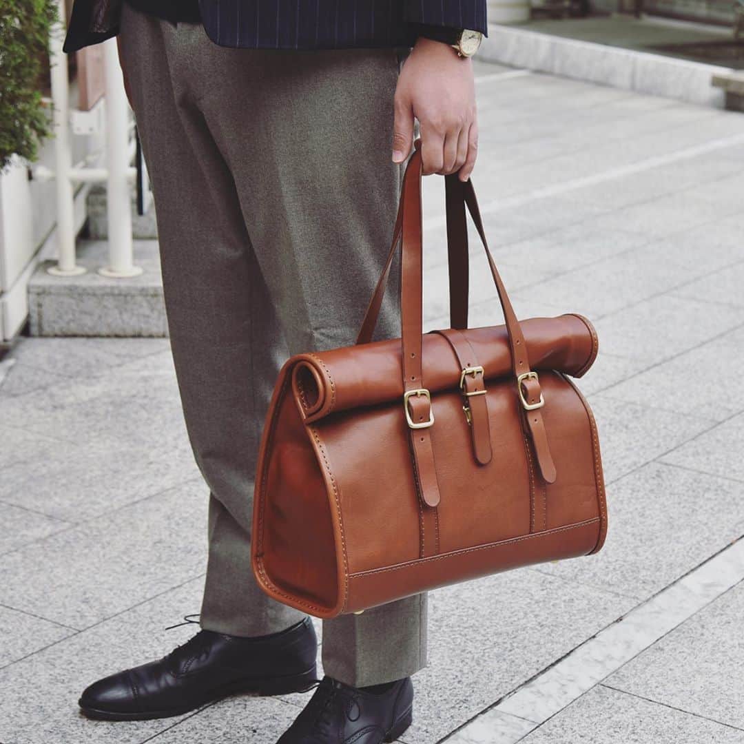 HERZ ヘルツさんのインスタグラム写真 - (HERZ ヘルツInstagram)「HERZより、新作 #トートバッグ 登場のお知らせです。﻿ ﻿ 今回のトートバッグは、ヘルツで定期的に行っている #旅モノ という企画から生まれた鞄です。﻿ 本体上部をくるっと折り込んでベルトでとめる。﻿ 今までのヘルツラインナップにはなかったロールトップタイプのトートバッグです。﻿ 取っ手は長さ調節が可能で、手持ち・肩掛け両方で使えます。﻿ ﻿ ユニークなデザインでありながらも、実用性を考えたトートバッグは、メンズ・レディース問わず、ビジネスから普段使いまで幅広いシーンでご愛用頂けます。﻿ ﻿ ヘルツ各店（Organを除く）でも本日より販売を開始いたします。﻿ 商品の詳細は公式サイトをご覧下さい。﻿ ﻿ #ヘルツ #ロールトップ #ロールトップトート  #革 #レザー #革製品 #革小物 #革雑貨 #革職人 #作り手 #レザーバッグ #herz #herzbag #leather #madeinjapan #factory #totebag」11月6日 11時30分 - herz_bag