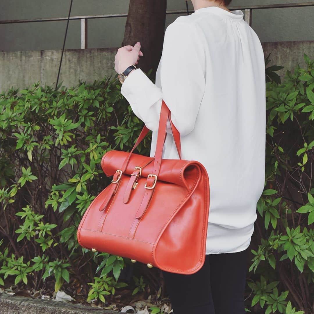 HERZ ヘルツさんのインスタグラム写真 - (HERZ ヘルツInstagram)「HERZより、新作 #トートバッグ 登場のお知らせです。﻿ ﻿ 今回のトートバッグは、ヘルツで定期的に行っている #旅モノ という企画から生まれた鞄です。﻿ 本体上部をくるっと折り込んでベルトでとめる。﻿ 今までのヘルツラインナップにはなかったロールトップタイプのトートバッグです。﻿ 取っ手は長さ調節が可能で、手持ち・肩掛け両方で使えます。﻿ ﻿ ユニークなデザインでありながらも、実用性を考えたトートバッグは、メンズ・レディース問わず、ビジネスから普段使いまで幅広いシーンでご愛用頂けます。﻿ ﻿ ヘルツ各店（Organを除く）でも本日より販売を開始いたします。﻿ 商品の詳細は公式サイトをご覧下さい。﻿ ﻿ #ヘルツ #ロールトップ #ロールトップトート  #革 #レザー #革製品 #革小物 #革雑貨 #革職人 #作り手 #レザーバッグ #herz #herzbag #leather #madeinjapan #factory #totebag」11月6日 11時30分 - herz_bag