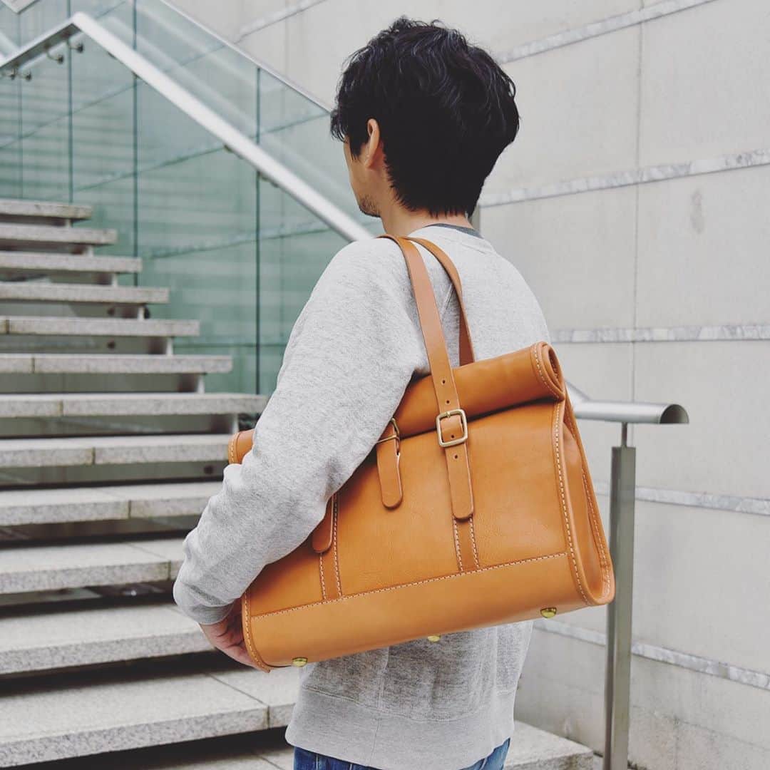 HERZ ヘルツさんのインスタグラム写真 - (HERZ ヘルツInstagram)「HERZより、新作 #トートバッグ 登場のお知らせです。﻿ ﻿ 今回のトートバッグは、ヘルツで定期的に行っている #旅モノ という企画から生まれた鞄です。﻿ 本体上部をくるっと折り込んでベルトでとめる。﻿ 今までのヘルツラインナップにはなかったロールトップタイプのトートバッグです。﻿ 取っ手は長さ調節が可能で、手持ち・肩掛け両方で使えます。﻿ ﻿ ユニークなデザインでありながらも、実用性を考えたトートバッグは、メンズ・レディース問わず、ビジネスから普段使いまで幅広いシーンでご愛用頂けます。﻿ ﻿ ヘルツ各店（Organを除く）でも本日より販売を開始いたします。﻿ 商品の詳細は公式サイトをご覧下さい。﻿ ﻿ #ヘルツ #ロールトップ #ロールトップトート  #革 #レザー #革製品 #革小物 #革雑貨 #革職人 #作り手 #レザーバッグ #herz #herzbag #leather #madeinjapan #factory #totebag」11月6日 11時30分 - herz_bag