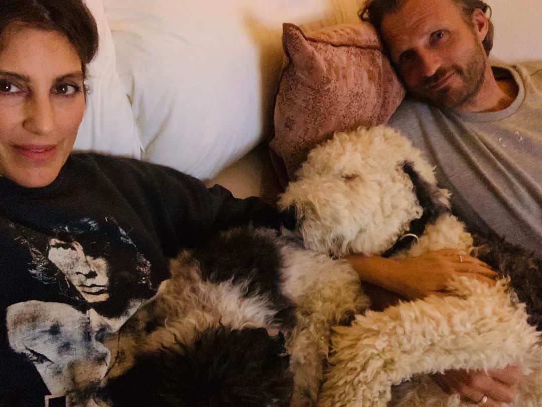 ジェニファー・エスポジートのインスタグラム：「We have all had it. Who’s ready for peace? 🖐🏼🖐🏼🖐🏼. Sending everyone love and a cuddle with a fluffy ( but dirty) dog」