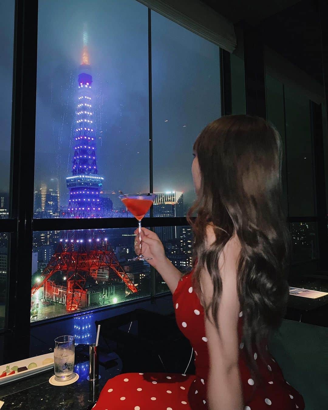 RIKAのインスタグラム：「Tokyo in the Rain. お姫とデートしたときの👸🏼☔️🗼 @a_s_1177」
