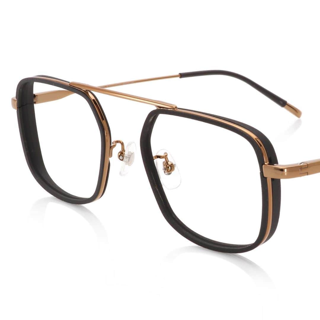 JINSのインスタグラム：「⚡ *LAST* WEEKLY FLASH SALE⚡ This is it! The last week! $60 glasses* with free lenses inside. This beautiful aviator pair features a gold bar construction with dark black framing around the front. Check it out in our #Linkinbio  Score this frame (and more!) before they go away forever! *Online only. Selected frames into flash sale only available.」