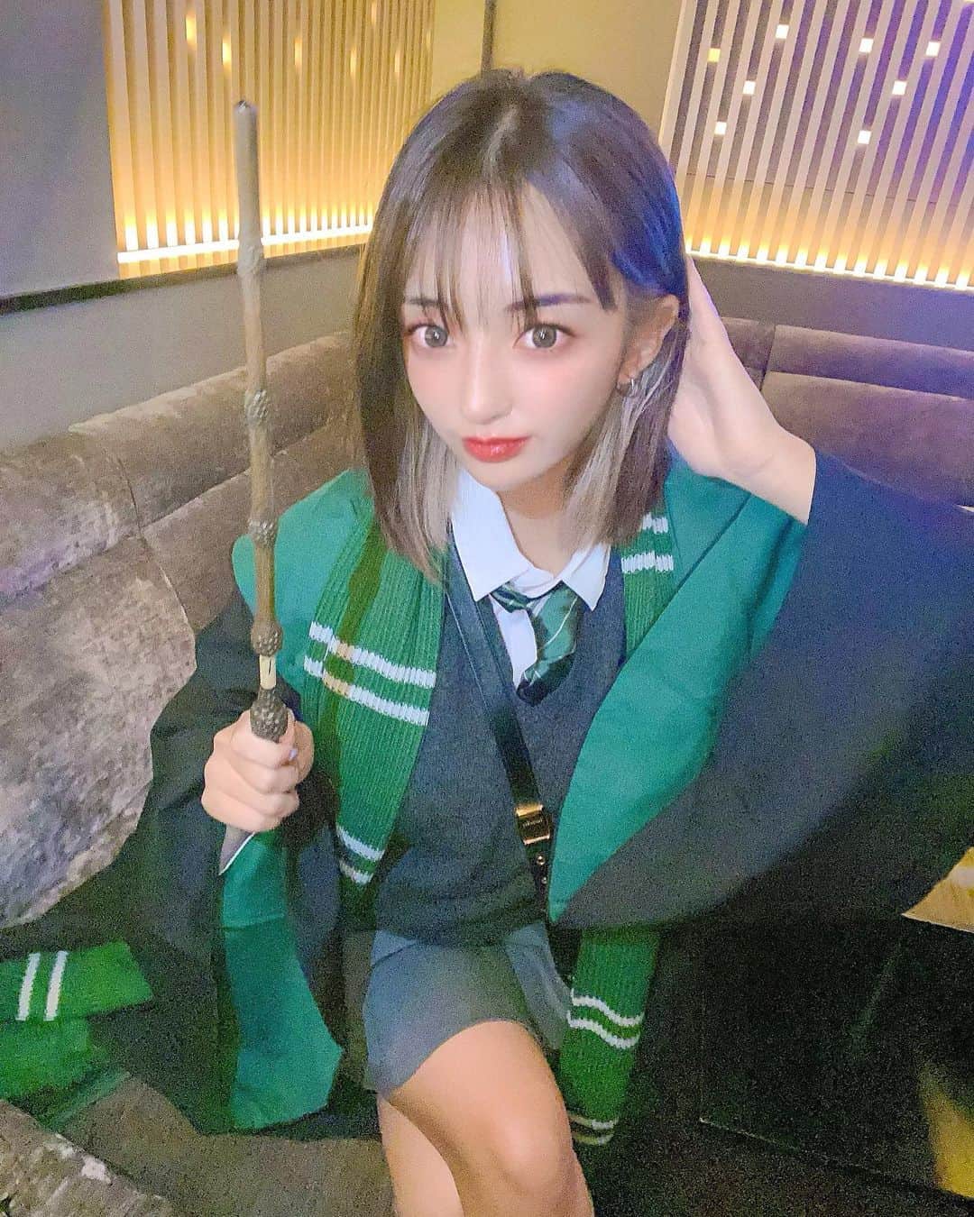 ERENAのインスタグラム：「スリザリン🐍💚 . . ハリーポッターガチ勢だから 呪文はなんでも使えます🧙‍♀️ なんならニワトコの杖 持ってるから最強🔥🔥」