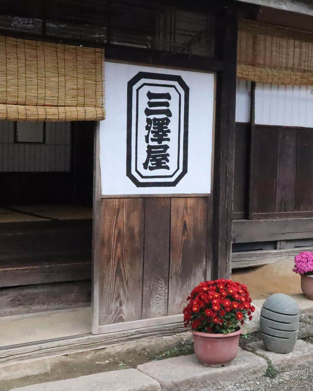 Rediscover Fukushimaさんのインスタグラム写真 - (Rediscover FukushimaInstagram)「Cozy autumn day spent at Ouchi-juku〜✨🥰  Here I enjoyed some green tea 🍵 and miso flavored rice cakes 🍡, sitting in this cozy alley between two thatched roof houses in Ouch-juku.🍂  When you come here I highly recommend picking out your favorite alley and an interesting snack to relax and soak in the rich history of this old fashioned town that has been preserved for hundreds of years.. ✨  Read more about Ouchi-juku on our website: https://fukushima.travel/destination/ouchi-juku/11   Also be sure to check out our Facebook page “Travel Fukushima Japan” where I share more details about the history of Ouchi-juku and my experience there. 🥰📚  💕ありがとう = ARIGATOU = Thank you) 💕  🏷 ( #vintagejapan #oldjapan #Edoperiod #japan #thatchedroofs #Ouchijuku #vintage #snack #oldfashioned #Fukushima #Aizu #japanesehistory #samurai #ricecakes #mochi #ramune #japanesefood #autumn #fallcolors #cozy #Edo #food #foodstagram #VisitFukushima! )」11月6日 11時45分 - rediscoverfukushima