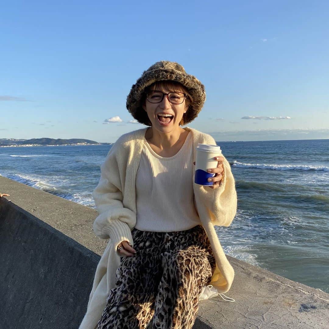 長谷川あやのインスタグラム：「☀️☀️☀️#trip#travel#kamakura#sea#enoshima#pacificdrivein#あや旅成長日記#江ノ島#鎌倉 ・ ・ ・ 先日の鎌倉散歩💛 ・ サンセットに海に美味しいコーヒーに 心地よい波の音、、、ただただ最高でした😌💭」