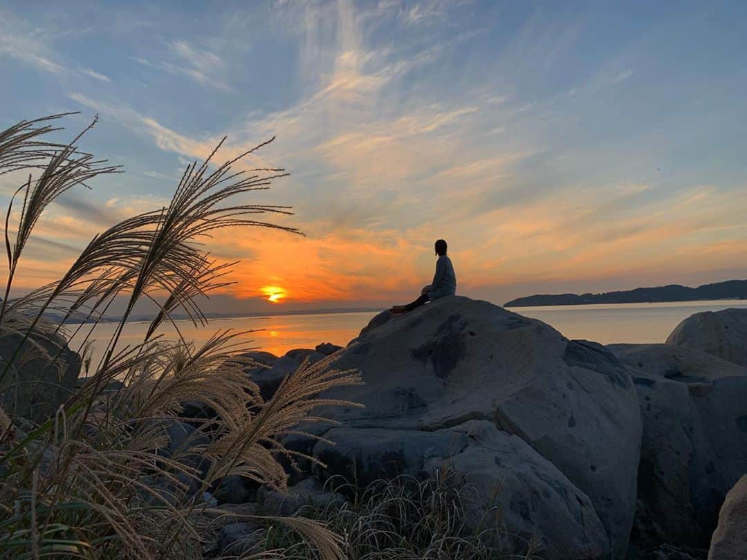 のインスタグラム：「太陽の日本でのお仕事を見届ける🇯🇵アルゼンチンへいってらっしゃーい🇦🇷  #太陽#夕日#日没 #福岡#糸島#箱島」