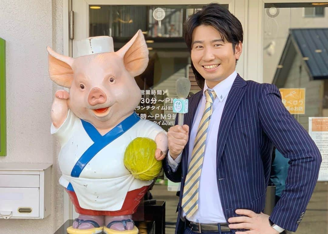 福田太郎さんのインスタグラム写真 - (福田太郎Instagram)「🐷 とんかつアナウンサー食べ太郎🎤が 公開中の映画 #とんかつDJアゲ太郎 にあやかって… お茶の間を熱く盛り上げるべく 北海道の人気とんかつ店を全力リポート🔥 今日はフライデー！アゲアゲでいきましょう☝️笑 ⠀ 🐷ご紹介したお店🐷 #とんかつ #さんか #札幌 #白石 #南郷7丁目 #食べログ #札幌グルメ #北海道 No.1 #ランチ 全品税込1000円以下！ #ディナー #イチモニ！ 見たよ！で特典も🍤 #とんかつ定食 #カツ丼 #カツカレー #トンカツ #熱盛 #アナウンサー #福田太郎 #ドヤ顔 #コロナに勝つ #喝！#あっぱれ」11月6日 11時50分 - htb_tarofukuda