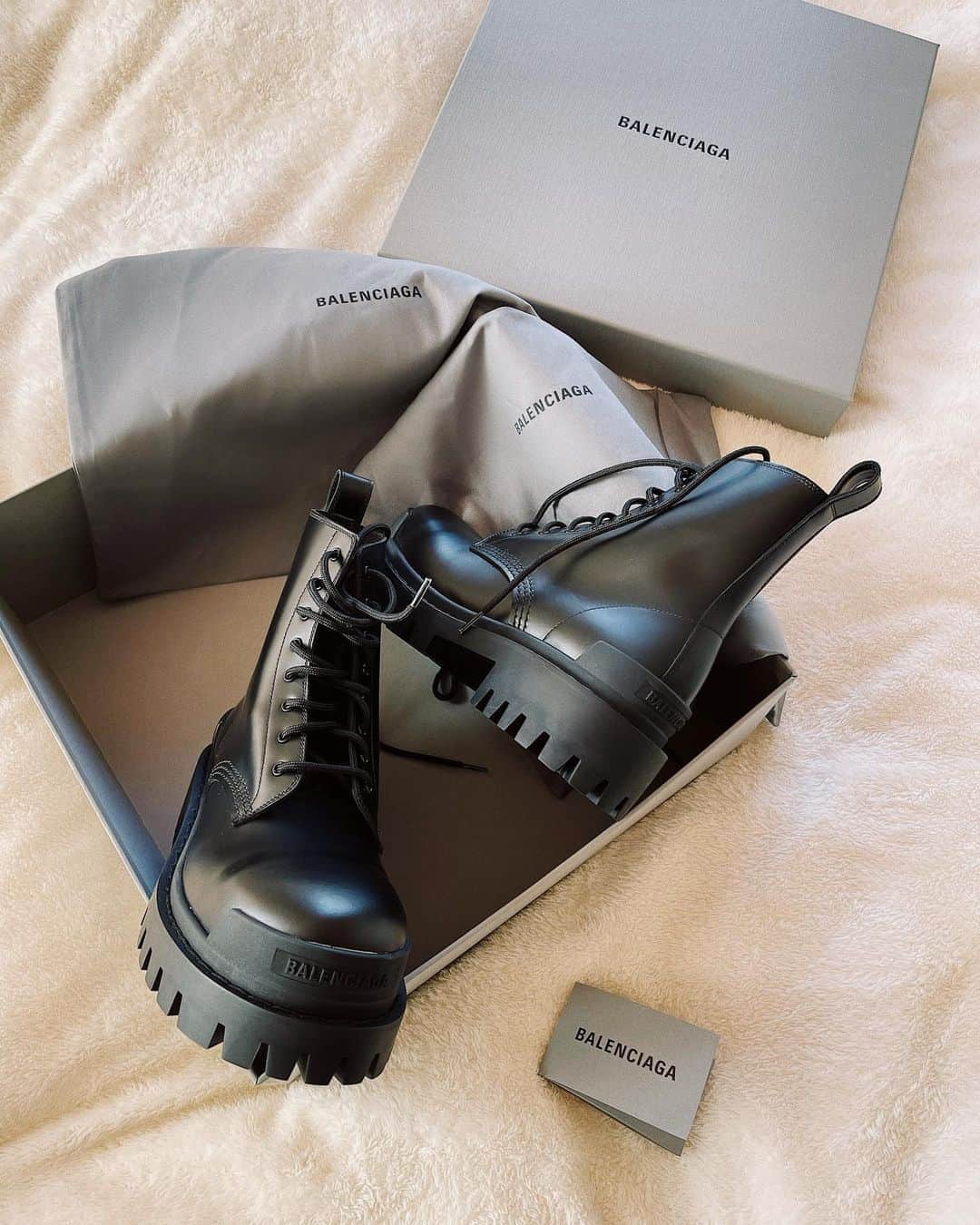 桃華絵里さんのインスタグラム写真 - (桃華絵里Instagram)「New in ♥️  DMで沢山 質問をいただいていた 最近よく履いているブーツはこちらです ☺︎  #balenciaga #shoes #new  #fashion #love #instafashion  #バレンシアガ #ブーツ」11月6日 11時51分 - _momoka828_
