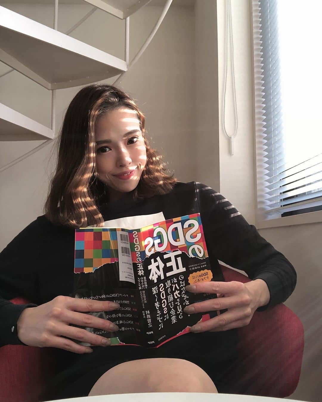 川戸沙羅のインスタグラム：「@styleshown_gym メンバー様が本を出版されました📚  私と智晴が最初から最後まで登場しています🙋🏼‍♀️🙋🏽‍♀️✨ 私達が登場人物である村神さんにSDGsを学びどんどん頭が良くなって行く設定です📝🎓笑  既に1万部突破だそうです🎉🎊  SDGsを学びたい方は是非お買い求め下さい🌟  #出版 #SDGs #パーソナルトレーニング  #パーソナルトレーニングジム  #女性パーソナルトレーナー  #筋トレ」