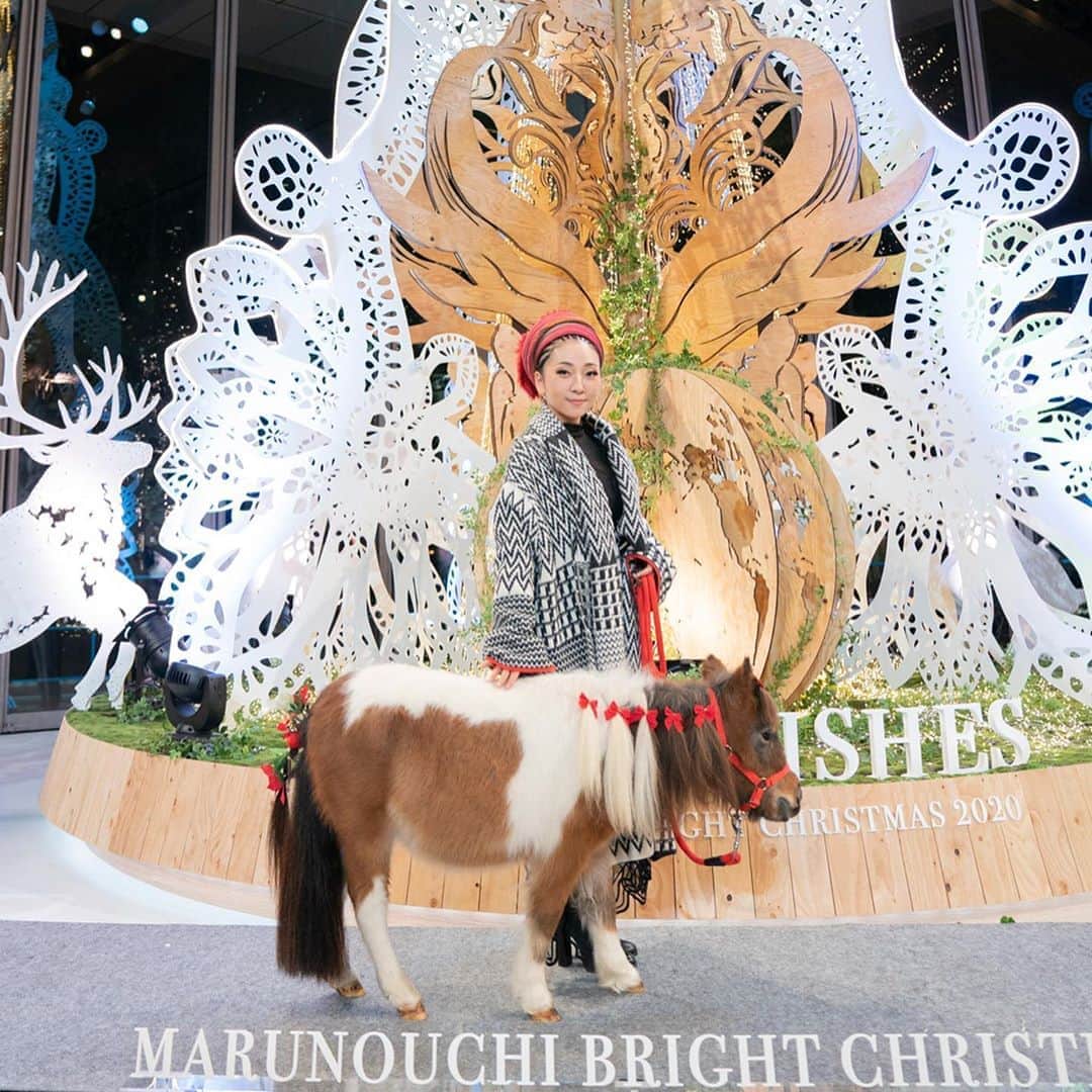 Marunouchi Paperさんのインスタグラム写真 - (Marunouchi PaperInstagram)「【点灯式にMISIAさん登場！】  生物多様性の保全活動や、アフリカをはじめとして、世界の恵まれない子供たちへの支援活動などの社会貢献活動に力を入れ、新たに自身初のクリスマス・チャリティ・アルバム「So Special Christmas」の発売を控えた歌手・MISIA さんをゲストに迎えて、様々な動植物が暮らし、かけがえのない生命の源である地球への感謝の想いが込められた、丸ビル1階マルキューブに設置された高さ約 10m のクリスマスツリーを点灯しました。  期間中毎日、 MISIAさんの楽曲と共にツリーが光り輝くライティングショーをお楽しみいただけます。     Marunouchi Bright Christmas 2020~LOVE&WISHES~  『ライティングショー』  【期　　間】11 月 5 日(木)～12 月 25 日(金)  【実施時間】17:00～15 分毎に約 5 分のライティングショーを実施 ※最終回は 21:00～。  【場  所】丸ビル 1 階  マルキューブ   ※フィジカルディスタンス確保のため、場内の人数を規制させていただきます。入場前に整理券を配布する場合がございます。  ※立ち見でのご観覧となります。  ※機材の不調など諸事情により上演時間の変更や中止する場合がございます。  ------------------------------------------------  詳細は⇒ @marunouchi_paper プロフィールURLの丸の内ドットコムよりご覧ください。  ------------------------------------------------  #marunouchi_paper  #marunouchi  #tokyo #マルノウチペーパー  #丸の内#東京駅　#marunouchibrightchristmas #丸の内クリスマス #イルミネーション #クリスマスツリー #クリスマス #christmas2020 #クリスマス2020 #ライティングショー #MISIA #丸ビル #新丸ビル #丸の内テラス #丸の内オアゾ #丸の内ブリックスクエア #新東京ビル #国際ビル #marunouchiillumination #丸の内イルミネーション」11月6日 11時51分 - marunouchi_paper