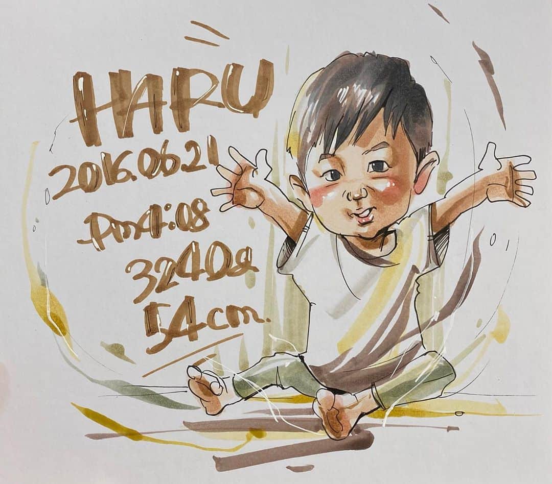 似顔絵★𝗚𝗢𝗥𝗜𝗞𝗜𝗡𝗚のインスタグラム：「. . 先日の一枚❤️ 二枚のご依頼でしたが こちらのみご紹介させてもらいます❤️✨  . . #gorikingの小洒落てみたシリーズ  で、可愛い息子さんの似顔絵を⭐️✨  出生記録とともに 思い出の一つなりますように❤️❤️  . . . ご依頼ありがとございました❤️❤️  ❌❌現在は、予約受付終了してます❌❌ 。 . . .  2020年度ご予約のお客✨ 現在110番までの方へ案内中です🌟✨💕 DMの確認いただきgmailへ返信宜しくお願い致します🙇‍♀️🌟✨✨ . . . .  次回の予約応募は、2020年のご予約分を書き終える予定の 来年春から夏頃の、、、予定です。 ※あくまでも予定なので前後します🙇‍♀️ . . . .  オーダー再開の際には 人数制限あるため必ず予約ができるわけではございません。 そのことも踏まえた上で 次回ご検討いただけると嬉しいです(^^) . . また、結婚式の使用を考えてくださる方も多いです✨  前々からお伝えしていますが、 基本的に予約順に対応しているため、 近々の納期を希望される方は、 対応できないこともあるので、 あらかじめご了承ください💦 . . . . . ※今回予約が取れた方へ※ . .  写真がまだ用意できてない、入金が遅れそうなど、状況により、順番が前後することもございます‼️ あらかじめご了承ください。 。 . . . また、芸能人、キャラクターのオーダー、パロディ風オーダーはお断りしています。  芸能人については、ご本人様に直接プレゼントなどはOKです。 . . . . . . 💰料金表は過去投稿記事みてね❤💰 . . . . . ➡️ハッシュタグ⇨ goriking117料金表2019⬅️ . . ✨✨✨✨✨✨✨✨✨✨✨✨✨✨✨✨ @by.goriking のアカウントでは、 過去書かせて頂いたお客様方からの、 似顔絵のその後のお写真をいただき、 投稿しております^ - ^❤️❤️ 玄関に飾ってある似顔絵、 渡した瞬間のお写真、 ご本人とのお写真などなど💕 いろんな場面でのお写真お待ちしております^ - ^✨⭐️ . . . .  #似顔絵#pencildrawing#drawing#pencil#illust#painting#art#artwork#絵描きさんと繋がりたい#似顔絵師#gorikingの似顔絵屋さん#仲良し家族#子供のいる暮らし#出生記録#お洒落#可愛い#男の子#元気#boy#kids#kids_japan#comicart#anime#animeart#comicartist#animejapan」
