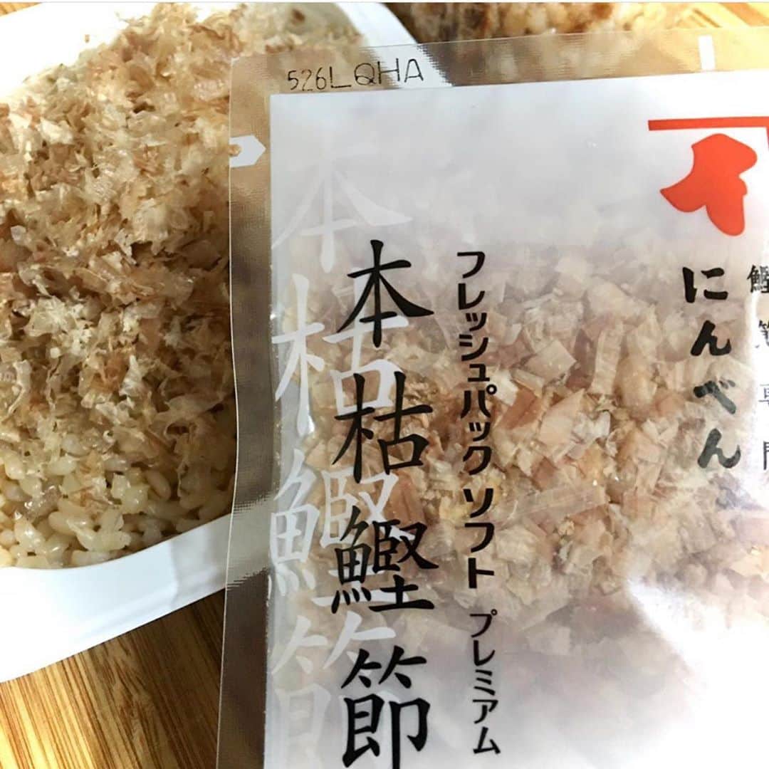 にんべん　おだしでキレイ習慣さんのインスタグラム写真 - (にんべん　おだしでキレイ習慣Instagram)「こんにちは🌞﻿ 本日は @komisumichiya さんの #秋のにんべんごはん2020 をご紹介します🐟🍁✨✨﻿ #本枯鰹節フレッシュパックソフトプレミアム を使ってくださいました😍﻿ ﻿ .﻿ .﻿ .﻿ ﻿ ﻿ にんべん「本枯鰹節フレッシュパックソフトプレミアム」を贅沢に使っておかかおにぎりを作りました。﻿ ﻿ レトルトのもち麦入り玄米ご飯（160g）をレンチンして、その上に「本枯鰹節フレッシュパックソフトプレミアム」を１袋全部かけます。﻿ 醤油をパラパラっとかけて、しゃもじでざっくり混ぜ混ぜして、ラップに包んで大きなおにぎりのできあがり(^^)﻿ ﻿ 「本枯鰹節フレッシュパックソフトプレミアム」は削りたての香り豊かなので、鰹節の風味がたっぷり味わえました。﻿ ﻿ 家族５人分の美味しいおにぎりが均等に簡単に作れました笑笑﻿ ﻿ #秋のにんべんごはん2020﻿ #にんべん新商品2020秋冬﻿ #にんべんだしアンバサダー﻿ #だしのある生活﻿  ﻿ #本枯鰹節フレッシュパックソフトプレミアム﻿」11月6日 11時55分 - ninben.dashiambassador