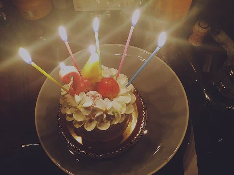 鈴木美南海さんのインスタグラム写真 - (鈴木美南海Instagram)「たくさんのお祝い、本当にありがとうございました😊 もうね、本当幸せすぎた😭💕 すごくたくさんの人に愛されてるな〜って思いました！！ メッセージとかで、『頑張って！』とか、『応援してます！』って言葉が本当に嬉しいんだ！！ これからの活躍に乞うご期待を😜 24歳、突っ走っていきます🥳 引き続き、投稿もチェックお願いします🤲✨  ー　　ー　　ー　　ー　　ー　　  Thank you so much for all the celebrations 😊  Already, I was really too happy 😭💕  I thought it was loved by so many people! !!  In a message, "Do your best!  Or "I support you!" I'm really happy with the words! !!  Stay tuned for future success 😜  24 years old, I will run 🥳  Please continue to check the posts 🤲✨   ー　　ー　　ー　　ー　　ー　　  #誕生日プレゼント #誕生日 #誕生日ケーキ #ケーキ #お洒落ケーキ #お祝い #ありがとう #幸せ #birthday #thankyou」11月6日 11時58分 - u_minami_official