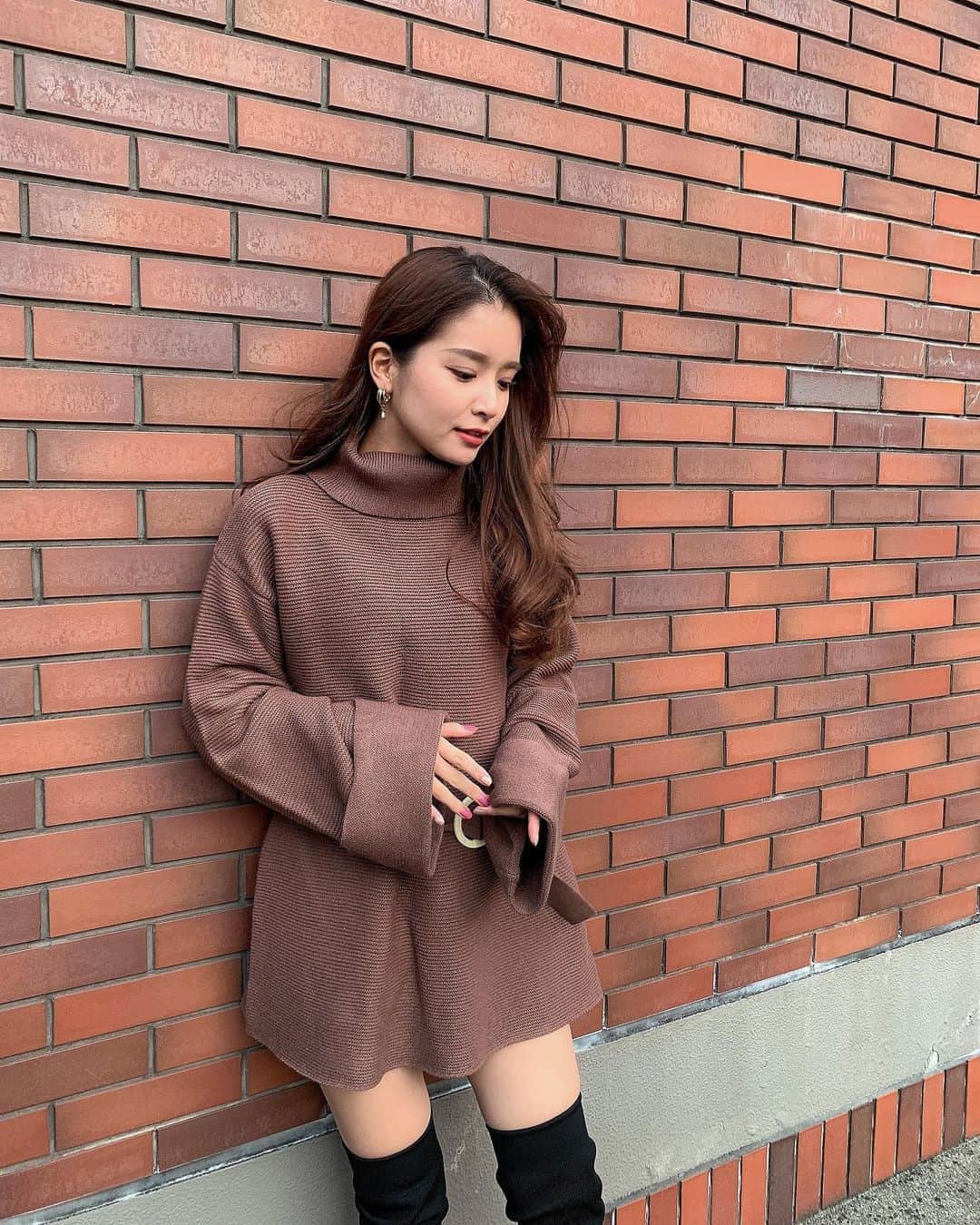 のインスタグラム：「・ ootd🍂 ・ @spiralgirl_official  変形バックルニットチュニック♥️ この丈感はスタイル良く見える◎ ウェトのベストも脚長効果🦵 ・ ・ ニーハイブーツ合わせたけど ショートブーツでも可愛い🥰 丈が短くて気になる人は スキニー合わせても可愛いと思う◎ ・ ・ ・ そろそろコートがいる 気温になってきたね⛄️❄️ ・ ・ 去年はロングコート買ったから 今年はあったかーいダウン欲しいなって思ってる☺️💞 ・ ・ ・ #ootd #fashion #code #スパイラルガール #spiralgirl  #ニットコーデ #秋服」
