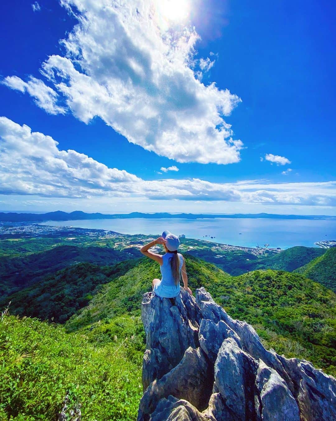 ちゃんもりさんのインスタグラム写真 - (ちゃんもりInstagram)「歩くの大好きだし高いとこ大好き😆⛰💙 沖縄にたくさん素敵な場所があることが多くの人に伝わりますよーに🏝💕 . . . #沖縄#本当北部#名護#山頂#山登り#嘉津宇岳#山ガール#登山#アクティブ#アクティブ女子#絶景スポット#日本の絶景#沖縄観光#沖縄移住#沖縄旅行#観光スポット#映えスポット#okinawa#mountain#okinawajapan#okinawalife#okinawatrip#mountainview#japanesegirl#genic_mag#genic_okinawa#genic_japan#japantravel」11月6日 12時00分 - xx817.a