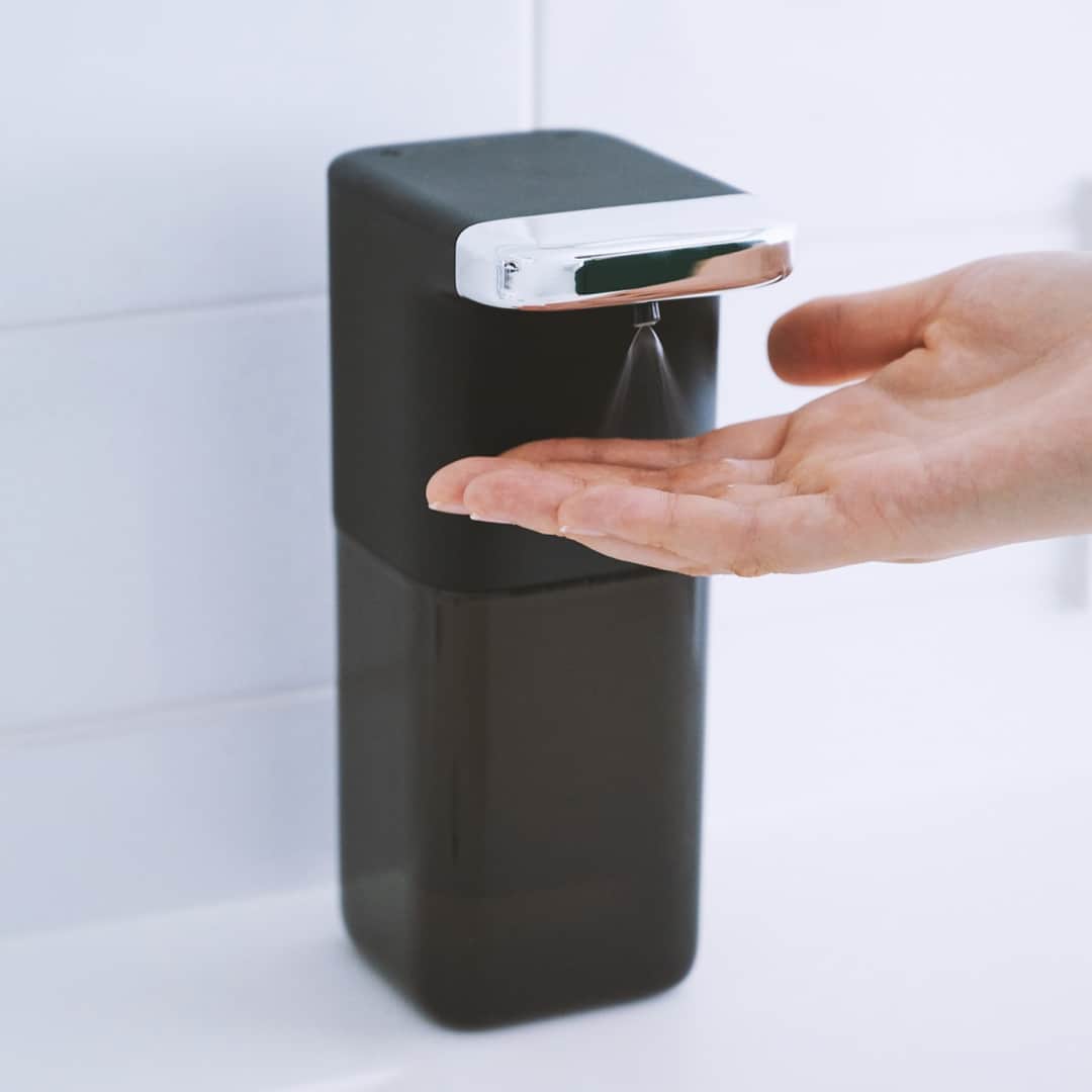 東急ハンズさんのインスタグラム写真 - (東急ハンズInstagram)「.⁣⁣ ＼ 毎日の手洗いや消毒もラクラク！／⁣⁣ ⁣⁣ 手を清潔に保つことが、すっかり習慣になりましたよね👐✨⁣⁣ そんな毎日の習慣を、便利アイテムを使ってより時短で、清潔に。⁣⁣ ⁣⁣ まずご紹介するのは、ソープディスペンサー💁‍♀️🧼⁣⁣ 手をかざすだけでハンドソープが自動で「泡」で出てきます☁️⁣⁣ 手を触れないので、より衛生的に洗えます！⁣⁣ ⁣⁣ EKO アロマソープディスペンサー 泡ソープ 8,250円（税込）⁣⁣ ⁣⁣ ⁣⁣ 次にご紹介するのは、アルコール除菌ジェルとミストのディスペンサー。⁣⁣ ⁣⁣ こちらもセンサー仕様でジェルやミストが自動ででてきます😳⁣⁣ コンパクトサイズながら、450mlと容量はたっぷり！⁣⁣ ⁣⁣ オートジェルディスペンサー 4,620円（税込）⁣⁣ オートミストディスペンサー 4,620円（税込）⁣⁣ ⁣⁣ どのアイテムもスマートなデザインで、インテリアにも溶け込むのが◎⁣⁣ 気になったアイテムは、その手でチェックしてみてくださいね🙌⁣⁣ ⁣⁣ #東急ハンズ #ハンズでみっけ #ハンズでゲット #ハンズ #tokyuhands #ヒントマガジン⁣⁣  #石鹸 #手洗い #手洗いうがい #ハンドソープ #ハンドウォッシュ #楽しく手洗い #消毒 #除菌 #清潔 #シンプルな暮らし #ソープディスペンサー #ソープディスペンサー泡タイプ #便利グッズ #アルコール消毒 #インテリア #洗面所インテリア #シンプルライフ #除菌グッズ #interior #シンプル⁣⁣ ⁣⁣ ※一部店舗では取り扱いのない場合がございます。」11月6日 12時00分 - tokyuhandsinc