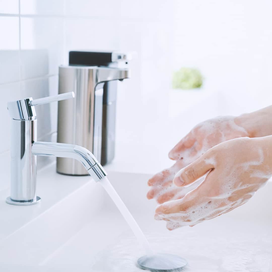 東急ハンズさんのインスタグラム写真 - (東急ハンズInstagram)「.⁣⁣ ＼ 毎日の手洗いや消毒もラクラク！／⁣⁣ ⁣⁣ 手を清潔に保つことが、すっかり習慣になりましたよね👐✨⁣⁣ そんな毎日の習慣を、便利アイテムを使ってより時短で、清潔に。⁣⁣ ⁣⁣ まずご紹介するのは、ソープディスペンサー💁‍♀️🧼⁣⁣ 手をかざすだけでハンドソープが自動で「泡」で出てきます☁️⁣⁣ 手を触れないので、より衛生的に洗えます！⁣⁣ ⁣⁣ EKO アロマソープディスペンサー 泡ソープ 8,250円（税込）⁣⁣ ⁣⁣ ⁣⁣ 次にご紹介するのは、アルコール除菌ジェルとミストのディスペンサー。⁣⁣ ⁣⁣ こちらもセンサー仕様でジェルやミストが自動ででてきます😳⁣⁣ コンパクトサイズながら、450mlと容量はたっぷり！⁣⁣ ⁣⁣ オートジェルディスペンサー 4,620円（税込）⁣⁣ オートミストディスペンサー 4,620円（税込）⁣⁣ ⁣⁣ どのアイテムもスマートなデザインで、インテリアにも溶け込むのが◎⁣⁣ 気になったアイテムは、その手でチェックしてみてくださいね🙌⁣⁣ ⁣⁣ #東急ハンズ #ハンズでみっけ #ハンズでゲット #ハンズ #tokyuhands #ヒントマガジン⁣⁣  #石鹸 #手洗い #手洗いうがい #ハンドソープ #ハンドウォッシュ #楽しく手洗い #消毒 #除菌 #清潔 #シンプルな暮らし #ソープディスペンサー #ソープディスペンサー泡タイプ #便利グッズ #アルコール消毒 #インテリア #洗面所インテリア #シンプルライフ #除菌グッズ #interior #シンプル⁣⁣ ⁣⁣ ※一部店舗では取り扱いのない場合がございます。」11月6日 12時00分 - tokyuhandsinc