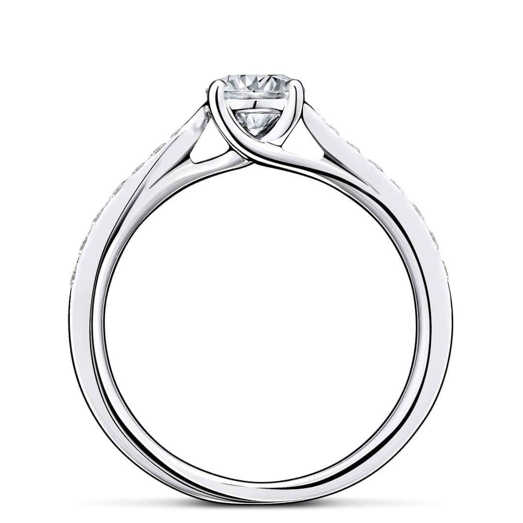 ラザール ダイヤモンド ブティック公式 | 婚約・結婚指輪さんのインスタグラム写真 - (ラザール ダイヤモンド ブティック公式 | 婚約・結婚指輪Instagram)「高貴ながら、ときにほんのりとした色気を漂わせ、見るものすべてを釘付けにする。バラの存在は圧倒的だ。  オールドローズと呼ばれるバラの原種であるモエシーから着想を得たデザインがエンゲージリングの「モエシー」。エッジをきかせながらも優美なフォルムのアームには、まるでつるバラが咲き誇るかのようにラインメレをレイアウト。そこへ、ラインメレをまとわせたまろやかに曲線を描くU字アームのマリッジリング「エコー」が、それと呼応しあうように、するりと溶け合う。  手元で輝くダイヤモンド。この上ない美しさを手に入れて。  プロフィールのリンクからHPをご覧いただけます。﻿ → @lazarediamond_boutique  #結婚指輪 #婚約指輪 #マリッジリング #ブライダルジュエリー #エタニティリング #エンゲージリング #marriagering #bridaljewelry #engagementring #結婚指輪選び #婚約指輪選び #結婚指輪探し #婚約指輪探し #lazarediamond #ラザールダイヤモンド #moyesii #モエシー #echo #エコー」11月6日 12時00分 - lazarediamond_boutique