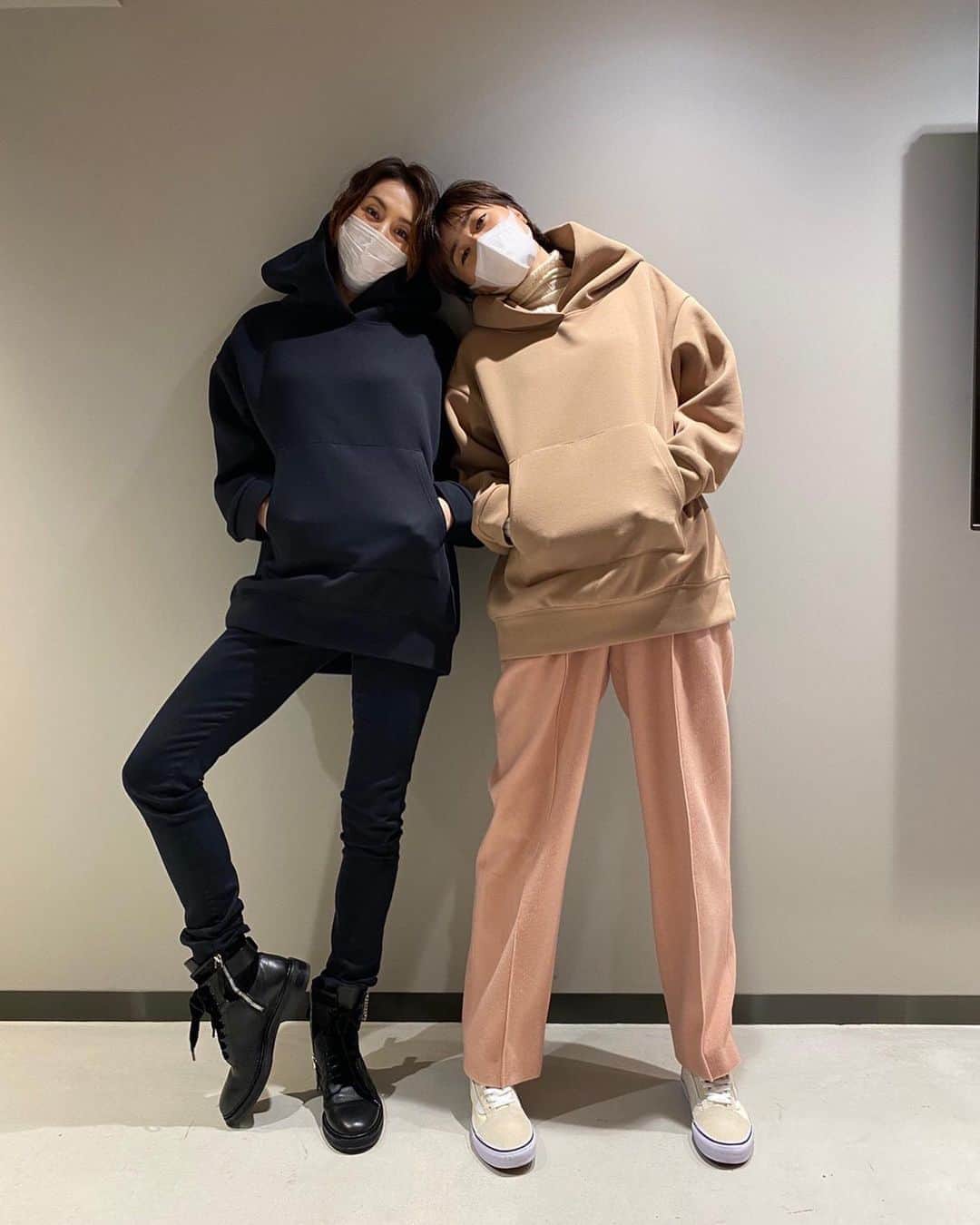 米倉涼子さんのインスタグラム写真 - (米倉涼子Instagram)「皆さんこんにちは！﻿ 今日はドキドキしながら皆さんへのご報告があります！﻿ 実は…﻿ ﻿ この度、私の可愛い可愛い妹、ヨンアちゃんのブランド『COEL』さんとコラボレーションをしてお洋服を作りました❤️✨﻿ ﻿ いつも応援してくれる皆さんと想いを繋げられるようなアイテムをずっとつくりたくて。。。。﻿ 初めての挑戦でしたが可愛いTシャツとフーディが出来ました🥳﻿ ユニセックスなので女子も男子も着れますから‼️﻿ ﻿ 今日からCOEL Online Storeにて予約販売がスタートです！﻿ 沢山の方に着ていただけると嬉しいな❤️﻿ ﻿ あー嬉しいのと緊張でドキドキする〜🤣💦﻿ ﻿ ﻿ Hi everyone!﻿ The surprise is out❗️﻿ ﻿ I had a collaboration with Youna's clothing brand COEL!﻿ ﻿ We've made T-Shirts as well as Hoodies❣️﻿ ﻿ Reservation online order starts today on COEL's website!﻿ ﻿ I am so excited and looking forward to seeing you guys rocking and looking fabulous with the hoodie or  T-shirt or even both😜‼️﻿ ﻿ #COEL × #Desafio ﻿ --------------------------------------﻿ 11月6日 12:00 予約販売スタート！﻿ ﻿ ▪️COEL×DesafioメッセージTee﻿ WHT/BEG/BLK﻿ ¥9,000+tax﻿ ﻿ ▪️COEL×Desafioメッセージフーディ﻿ BEG/BLK×WHT/BLK×BEG﻿ ¥19,000+tax﻿ ---------------------------------------﻿ #collaboration #米倉涼子 #ヨンア」11月6日 12時01分 - ryoko_yonekura_0801
