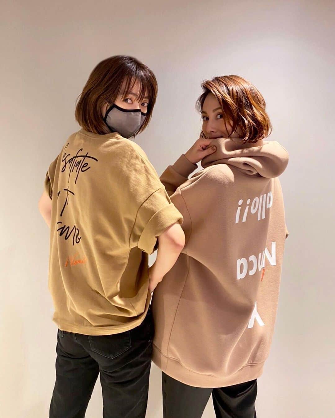 米倉涼子さんのインスタグラム写真 - (米倉涼子Instagram)「皆さんこんにちは！﻿ 今日はドキドキしながら皆さんへのご報告があります！﻿ 実は…﻿ ﻿ この度、私の可愛い可愛い妹、ヨンアちゃんのブランド『COEL』さんとコラボレーションをしてお洋服を作りました❤️✨﻿ ﻿ いつも応援してくれる皆さんと想いを繋げられるようなアイテムをずっとつくりたくて。。。。﻿ 初めての挑戦でしたが可愛いTシャツとフーディが出来ました🥳﻿ ユニセックスなので女子も男子も着れますから‼️﻿ ﻿ 今日からCOEL Online Storeにて予約販売がスタートです！﻿ 沢山の方に着ていただけると嬉しいな❤️﻿ ﻿ あー嬉しいのと緊張でドキドキする〜🤣💦﻿ ﻿ ﻿ Hi everyone!﻿ The surprise is out❗️﻿ ﻿ I had a collaboration with Youna's clothing brand COEL!﻿ ﻿ We've made T-Shirts as well as Hoodies❣️﻿ ﻿ Reservation online order starts today on COEL's website!﻿ ﻿ I am so excited and looking forward to seeing you guys rocking and looking fabulous with the hoodie or  T-shirt or even both😜‼️﻿ ﻿ #COEL × #Desafio ﻿ --------------------------------------﻿ 11月6日 12:00 予約販売スタート！﻿ ﻿ ▪️COEL×DesafioメッセージTee﻿ WHT/BEG/BLK﻿ ¥9,000+tax﻿ ﻿ ▪️COEL×Desafioメッセージフーディ﻿ BEG/BLK×WHT/BLK×BEG﻿ ¥19,000+tax﻿ ---------------------------------------﻿ #collaboration #米倉涼子 #ヨンア」11月6日 12時01分 - ryoko_yonekura_0801