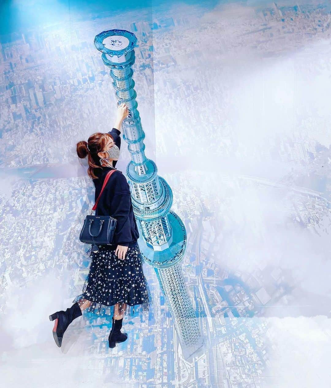 のインスタグラム：「#tokyoskytree とわたし * * 撮りすぎ？✭ 東京タワー スカイツリーどっち派❓ * * てか東京タワーって何色に見えてる🗼？ これ、意見分かれて討論になった🤚🏻ww * * * #goto#tokyo#skytree  #東京観光#スカイツリー#東京タワー」