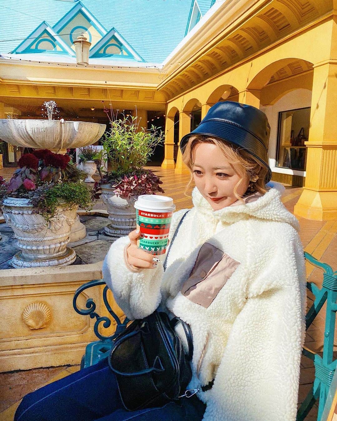 中島絢乃さんのインスタグラム写真 - (中島絢乃Instagram)「🎄☕️💭﻿ ﻿ ﻿ クリスマスのカップが可愛くて﻿ それだけでテンションあがる😍💭🎄💕﻿ この時期のホットドリンク﻿ どれも好きだわーーっ🐏💭☕️🎄❤️﻿ ﻿ 次は毎年のお楽しみ﻿ ジンジャーブレッドラテにしよっと😍☕️﻿ ﻿ ﻿ ﻿ ﻿ ﻿ 11月6日(金)の正午から、﻿ ZOZOWEEKが開催されているよ💫﻿ ﻿ #アドレセンス(@adolescence_zozo )の﻿ 目玉商品として、﻿ 私が着ているこの#ボアジャケット が﻿ 税込¥1,900で販売されます😳💭🐏💕﻿ ﻿ ﻿ ジッパーあげたら首まであったかいし、﻿ すぐに白い服汚すマンとしては﻿ ボアアイテムでプチプラは嬉しい😌💕🐏﻿ ﻿ ストーリーにリンク貼っておくので よかったらのぞいてみてね👀✨﻿ 𓂃 𓈒𓏸 ‎𓂃 𓈒𓏸 ‎𓂃 𓈒𓏸 ‎𓂃 𓈒𓏸 ‎𓂃 𓈒﻿ #PR#ADOLESCENCE#ボアブルゾン」11月6日 12時03分 - nakajima_ayano