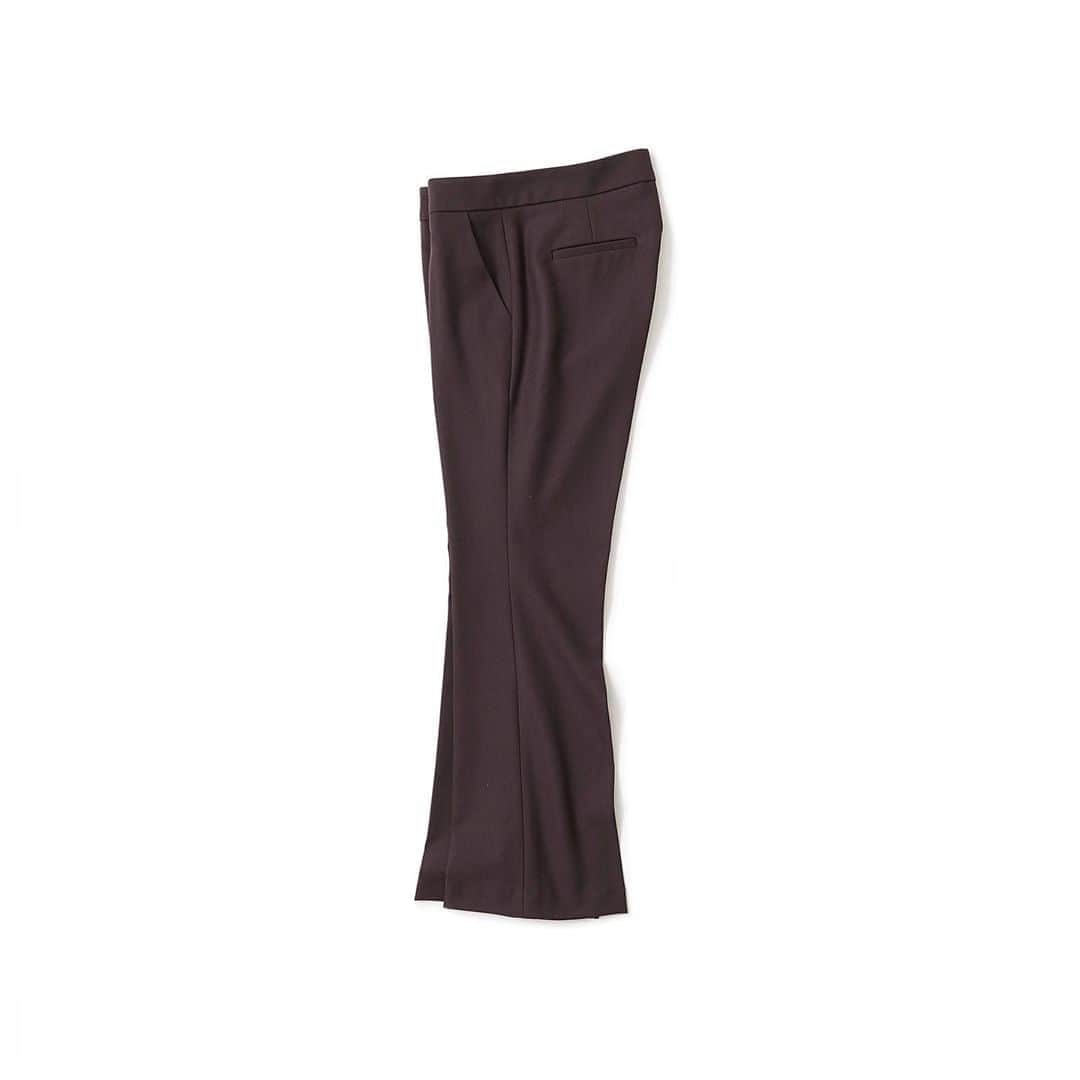 のインスタグラム：「・ New♦️Arrival・ ・ ♦︎ WHITE+LIE／ブーツカットパンツ（Chocolate Brown） ・ 裾に向かって広がりのあるブーツカットパンツ。 股上が深めで程よいフィット感がある為、ヒップまわりに安定感が生まれ、穿き心地抜群です。 センタープレスも効いて脚長効果もあり、１本あると重宝するアイテム。 デイリーからオフィスシーンまでオンオフ問わず、ご着用いただけます。 ・ #kkcloset #kkshop #菊池京子 #kyokokikuch #coordinate #code #ootd #outfit #kotd #カジュアル #follow #happy #style #fashion #ファッション #秋冬 #pants #brown #ブーツカット」
