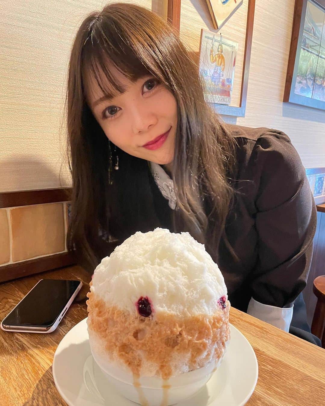 西村季里子のインスタグラム：「・  #sebastian のかき氷🍧  ここもずっと行きたかったお店🥰  「マロンとバニラミルク カシスのアクセント」 このマロンソースが濃厚で めちゃくちゃ美味しかった🌰💕  3枚目の写真お姉ちゃんに送ったら ベイマックス？って言われた（笑） さすがわたしの姉( •─• )♥️  「シャインマスカットと巨峰のレアチーズ仕立て」 もうもはやチーズケーキかと思うくらい 味がしっかりしてて、さっぱり🍇💕  他の味も美味しそうで はやくまたいきたい🥺🥺💖  #かき氷#セバスチャン#sebastian  #かきごおりすと#kakigori #🍧 #スイーツ#デザート#甘いもの #かき氷巡り#かき氷好きな人と繋がりたい  #follow#followｍe」