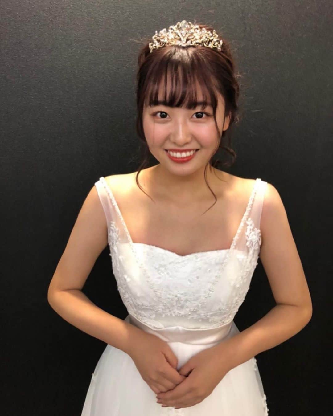 犬塚花菜子のインスタグラム：「フィナーレで着用したドレスはレンタルドレスショップステラ様よりお借りしました👗  シンプルなところと、肩にかけるレースが可愛いなって思ってこのドレスを選びました😌  ウェディングドレス着れるなんて嬉しかったです☺️ ありがとうございました！  #ドレスショップステラ #町田レンタルドレス  https://www.stella-dress.com」