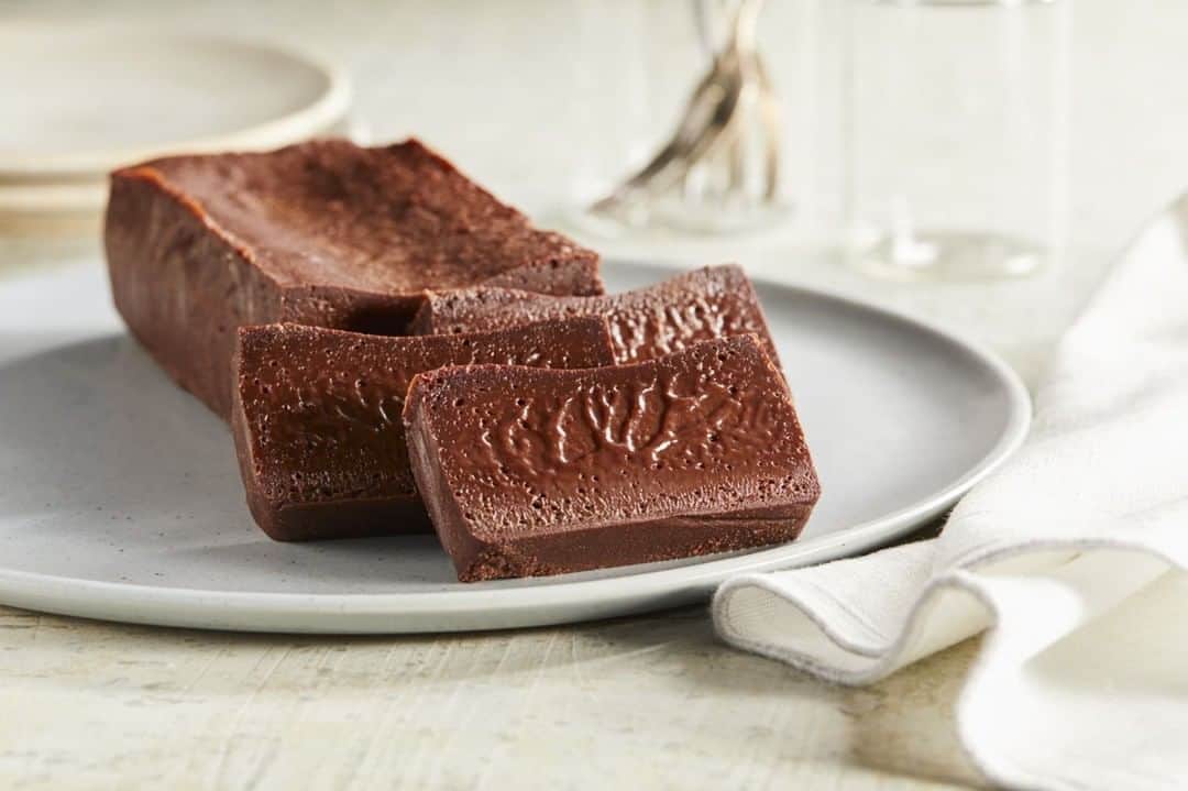 ロッテ ガーナチョコレート【公式】のインスタグラム：「＼ケンズカフェ東京監修ガトーショコラ／⠀ ⠀ あのケンズカフェ東京監修のレシピをご紹介🎉⠀ おうちであの究極のガトーショコラの味を再現してみませんか❓⠀ ⠀ このレシピの一番の特徴は、小麦粉を使用しないグルテンフリーなところ✨⠀ グルテンフリーを心掛けているけど、美味しいスイーツが食べたい！というあなたにぴったりなレシピです👌⠀ ⠀ そして、ガーナブラックのなめらかな舌触りも美味しさの秘密の1つ。⠀ 常温でも冷やしてもおいしく召し上がれるので、ぜひどちらも試してみてくださいね💗⠀ 作ってみた感想もお待ちしています💐💕⠀ ⠀ 詳しい作り方は、ガーナ公式サイトの手作りレシピページをチェックしてね👀🔍🎶⠀ ⠀ #ロッテ #ガーナ #ghana #ケンズカフェ #ガトーショコラ #グルテンフリー #おうちスイーツ #手作りお菓子 #チョコ好き #チョコ部 #簡単レシピ #手作りレシピ #グルテンフリーレシピ #グルテンフリースイーツ」