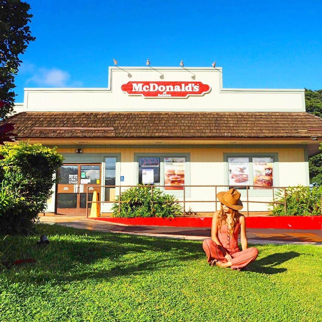 shihoのインスタグラム：「💚🍟💚🍔💚 ・ ハレイワタウンにあるマックも 外観が古き良きHawaiiの面影を残す ノスタルジックな感じで雰囲気満点。 Hawaiiらしさを感じられてすき♡ ・ ハレイワタウンに行くと なんでも可愛く感じちゃって なんでも撮りたくなっちゃうの🥰♡  ・ #hawaii#islandofoahu#oahu#ハワイ#trip #オアフ島#travel#loco_hawaii#travel_jp #funtorip#タビジョ#旅MUSE#genic_travel #genic_mag#たびねす#旅行#genic_hawaii #haleiwatown#haleiwa#ハレイワタウン#town #northshore#macdonalds#oahuhawaii #tabijyomap_hawaii#lealeahawaii#2020」