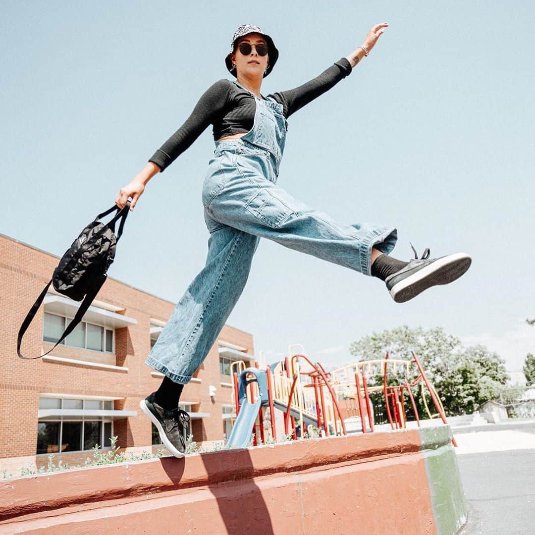 GREGORYのインスタグラム：「NEW STYLE｜LONG PONY BAG﻿ ﻿ 500mlのウォーターボトルもすっぽり収まるので、ちょっとしたお出かけにぴったりの相棒。﻿ ﻿ #グレゴリー﻿ #ロングポニーバッグ」