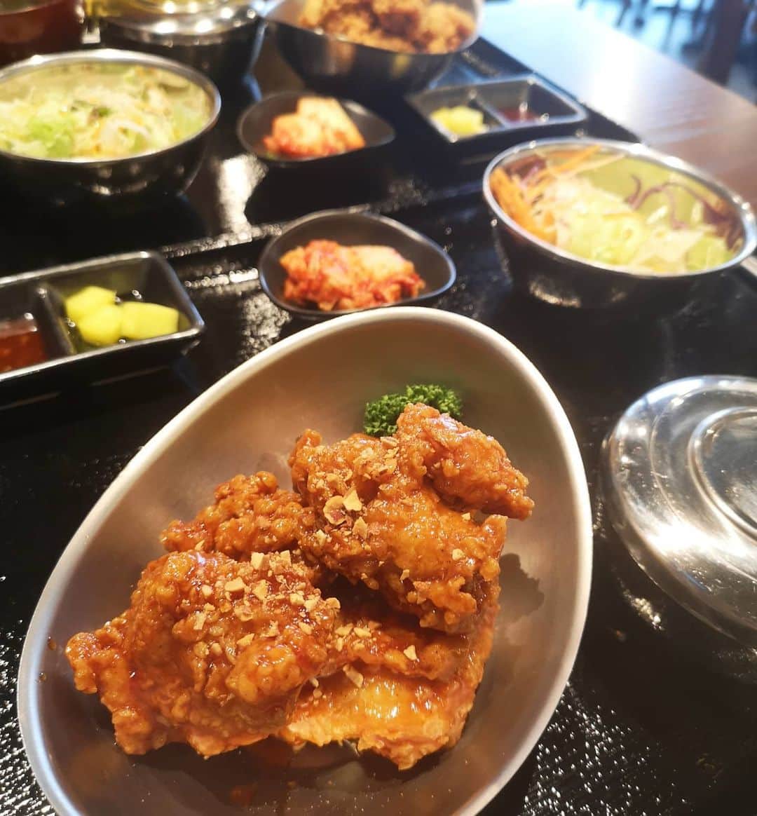 中島彩のインスタグラム：「韓国チキン🍗食べに💕　 行ってみたかった @chi_mek_ へ..✨ 可愛い店内でバンタンのMVかかっていてテンションあがった～💕 ランチメニューは驚きのコスパ😍 私はヤンニョムチキン定食🍗 さくっさくのチキンが最高に美味しかった～😍またすぐにでも行きたい❤️ 豊富なサイドメニューも美味しそうで気になる ..❤️ 今度はチメク🍗🍻しに行かなきゃっ😎 韓国に行けない今、本格的な韓国チキン食べられるお店がまた増えて嬉しい～💕  #チメク　#韓国チキン　#ヤンニョムチキン　#韓国料理 #北浜ランチ　#韓国好き  #韓国気分　#大阪ランチ　#北浜グルメ」