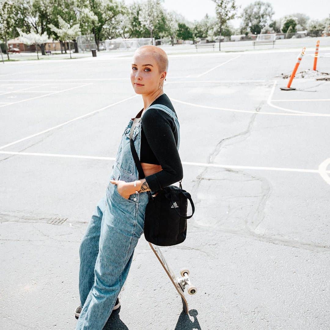 GREGORYのインスタグラム：「NEW STYLE｜LONG PONY BAG﻿ ﻿ シンプルだからコーディネイトを選ばす、自分の好きなスタイルに合わせて、ハンドキャリーにもショルダーにも。﻿ ﻿ #グレゴリー﻿ #ロングポニーバッグ」