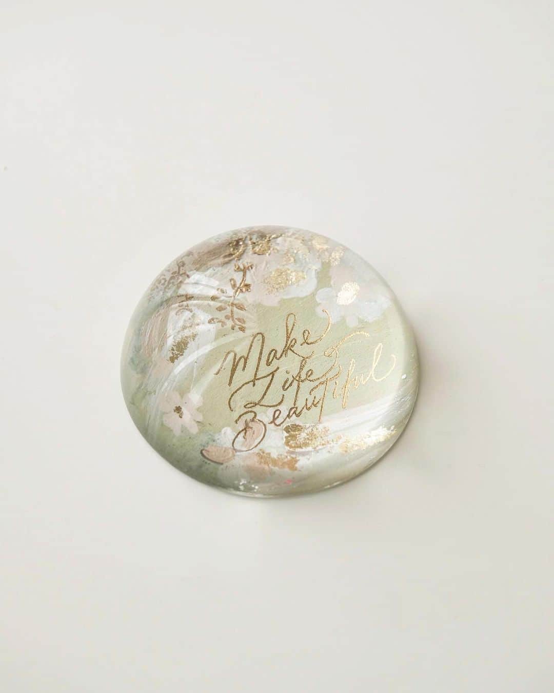 Veronica Halimさんのインスタグラム写真 - (Veronica HalimInstagram)「Make Life Beautiful - a daily reminder to cherish all the beautiful moments in life Personalized for @carolinelfoster2 — #truffypi #paperweight #domeproject #glasspaperweight #personalizedgift #handpainted #painting #madetoorder #mixmedia  #calligraphystyling #tabletop #stationery #カリグラフィースタイリング  #artobject #waterdrop #bespokestationery #bespokegift #personalizedgift #monogram #calligraphylifestyle #artisanmade」11月6日 12時10分 - truffypi