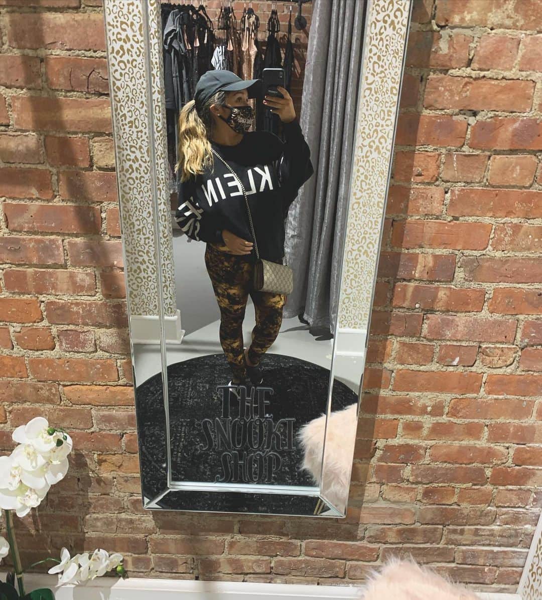 ニコール・ ポリッツィのインスタグラム：「Checked up on my Beacon store today & can’t get over how cuteeeee it is 🤗🥰🖤 #BlessedMawma @thesnookishop」