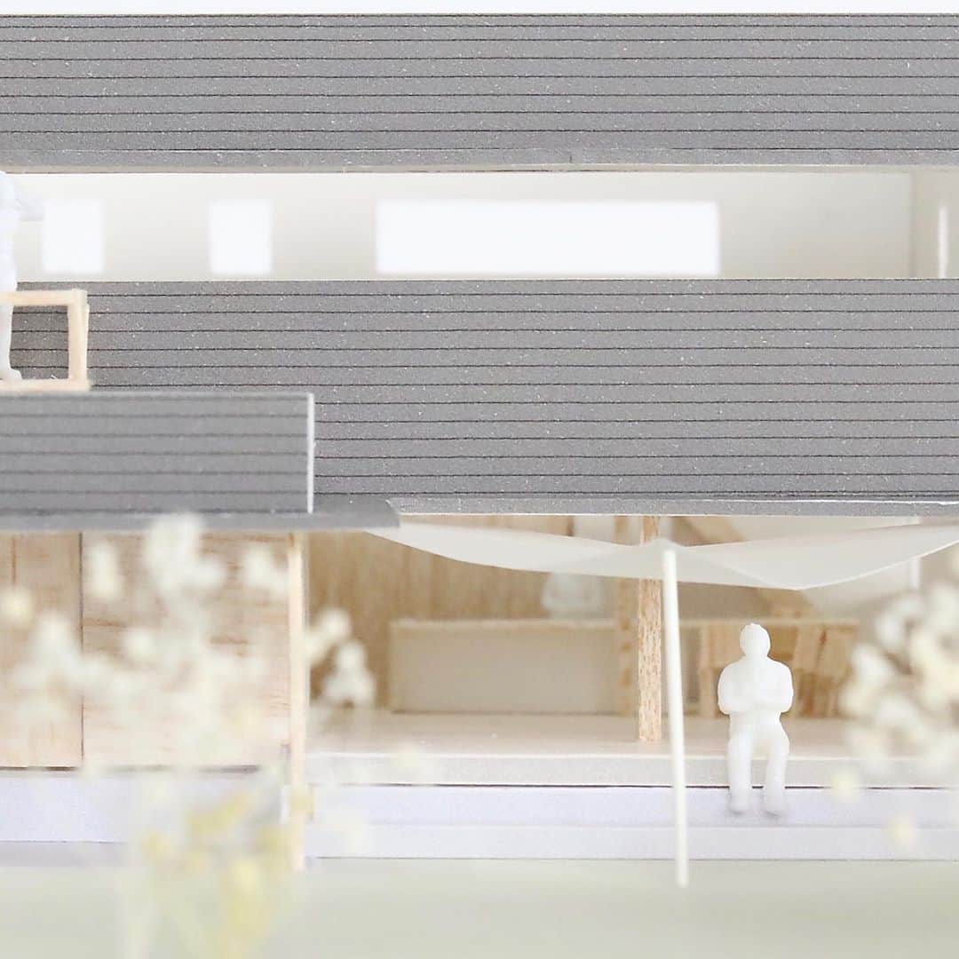 伊藤瑞貴建築設計事務所のインスタグラム：「今日は、小浜市でM Houseの地鎮祭でした。  4月中頃にオンライン相談会に問い合わせていただいた方で、ストリートビューで3つの候補地を見学しながら、日当り等の敷地の長所短所をアドバイスさせていただいたお客様！！ 何度か内覧会に来ていただきましたが、打ち合わせのほとんどはZoom。 遠方のお客様ですが、交通費もほとんどかからず工事契約・着工となりました！ また、請けてくれた工務店の社長も30代で、Zoom会議後すぐにLineで議事録を送ってくる素早さ。 契約や地鎮祭もオンラインにしましょ！！くらいの勢いでしたが、さすがにそこまでは無理でした。  竣工は、来年の5月です！！  Mizuki ito Architects﻿ URL: http://miaaa.biz/﻿ ﻿ ーーーーーーーーーーーーーー﻿ @mizukiitooo﻿ ーーーーーーーーーーーーーー﻿ ﻿ #福井県坂井市 #福井市 を中心に活動している #伊藤瑞貴建築設計事務所 です。 #住宅・ #クリニック ・ #オフィス 等、 #シンプルで #モダン で #サスティナブル ( #パッシブハウス )な #木造建築 を中心ご提案させて頂いております。 #建築家とつくる家づくり。﻿ ﻿」