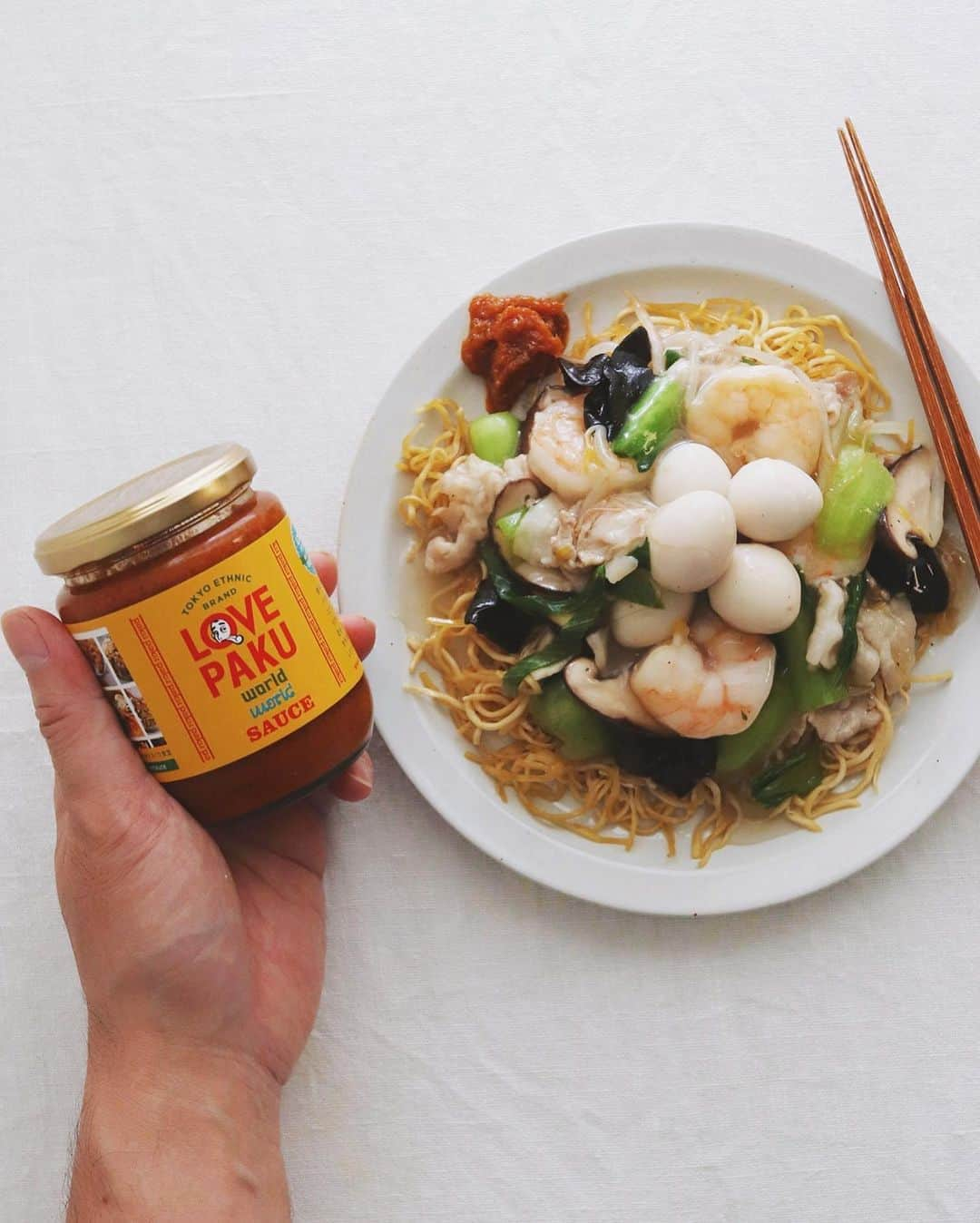 樋口正樹さんのインスタグラム写真 - (樋口正樹Instagram)「Yakisoba & Love Paku . お昼はうずらの卵が多め 五目あんかけ焼きそばで、 麺はヘルシーな豆腐干糸。 後半はラブパク使い味変。 . 発売当初からずーーっと お勧めしてるラブパクが 調味料選手権２０２０の ファイナリストに進んで、 ただいま最終審査中です。 今現在ラブパクの購入は こちらからになってます。 クリスマスのギフトにも お歳暮にも４、５本ぜひ！ 👉 @eventchomiryo . . @lovepakcheesauce #五目あんかけ焼きそば #えび焼きそば #あんかけ焼きそば #炒麺 #豆腐干 #豆腐干糸 #優食  #トウフカンス #ヘルシー料理 #ラブパク #ラブパク食堂 #ギフト #お歳暮 #プレゼント #yakisoba #noodles #chowmein #lovepaku #lovepakcheesauce」11月6日 12時13分 - higuccini