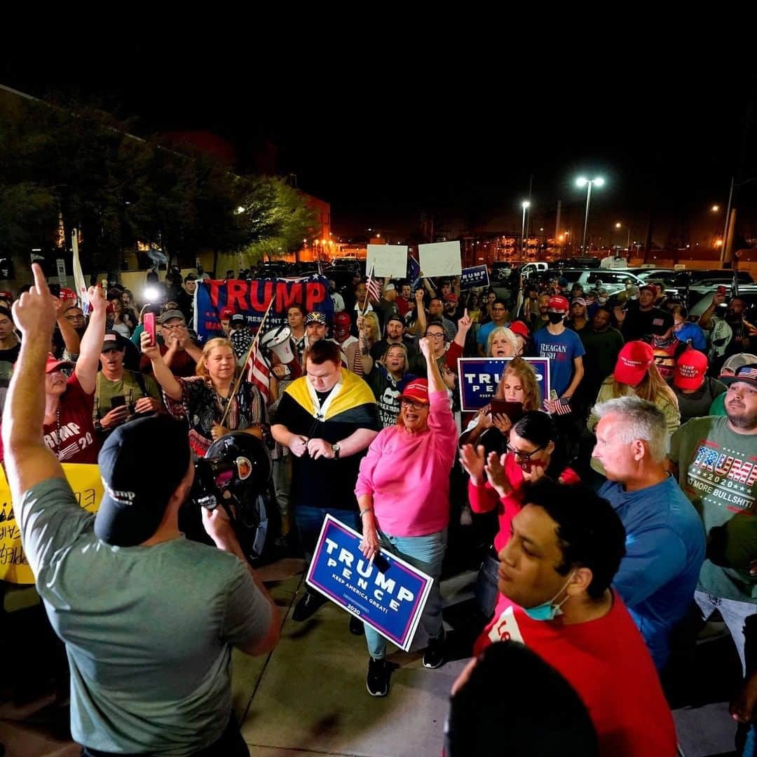 CNNさんのインスタグラム写真 - (CNNInstagram)「Small groups of demonstrators gathered at swing state election offices and in large cities around the country Wednesday night as votes in the presidential election continued to be counted. #CNNElection  (📸: Anik Rahman/NurPhoto via Getty Images, Matt York/AP, Mark Abramson/Bloomberg via Getty Images, Ted S. Warren/AP, Tayfun Coskun/Anadolu Agency via Getty Images, Marcio Jose Sanchez/AP)」11月6日 3時21分 - cnn