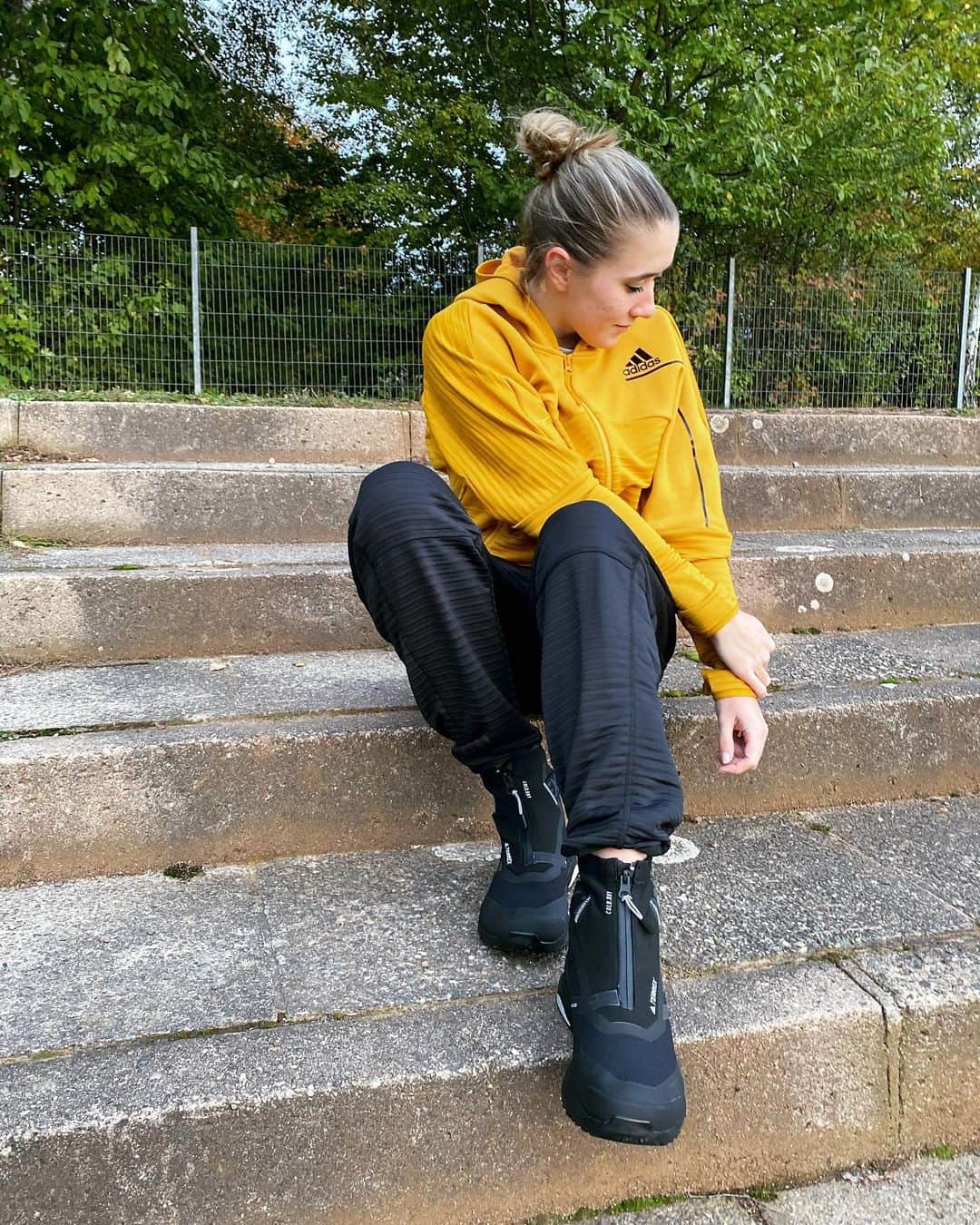 のインスタグラム：「Wenn es draußen kalt und grau wird, kann man anderweitig Farbe reinbringen ☺️ Am besten auch im Zwiebellook schön warm halten ☺️ Ich bin COLD.RDY ☺️ #coldrdy #adidas #neverdone」