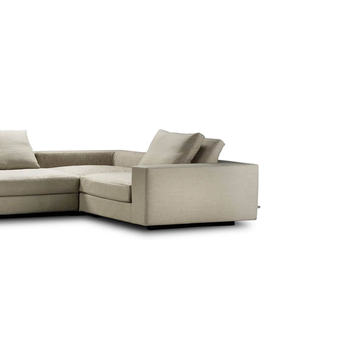 eilersenのインスタグラム：「The modules are 1 meter wide, and the cut-to-shape backrest is in foam. Lumbar and throw pillows are purchased ad libitum until your cornucopia is filled.⁠ •⁠ •⁠ •⁠ #eilersen #eilersenfurniture #myeilersen #greatpampas #interiordesign #homedecor #sofa #danishdesign #inredning #finahem #interiorlovers #interiordesign #modernliving #minimalism #nordiskehjem #nordicinspiration #nordicliving #craftsmanship #luxurylifestyle #boligindretning #designinterior #livingroominspo #boliginspiration #softminimalism #hemindredning #schönerwohnen #nordicminimalism」