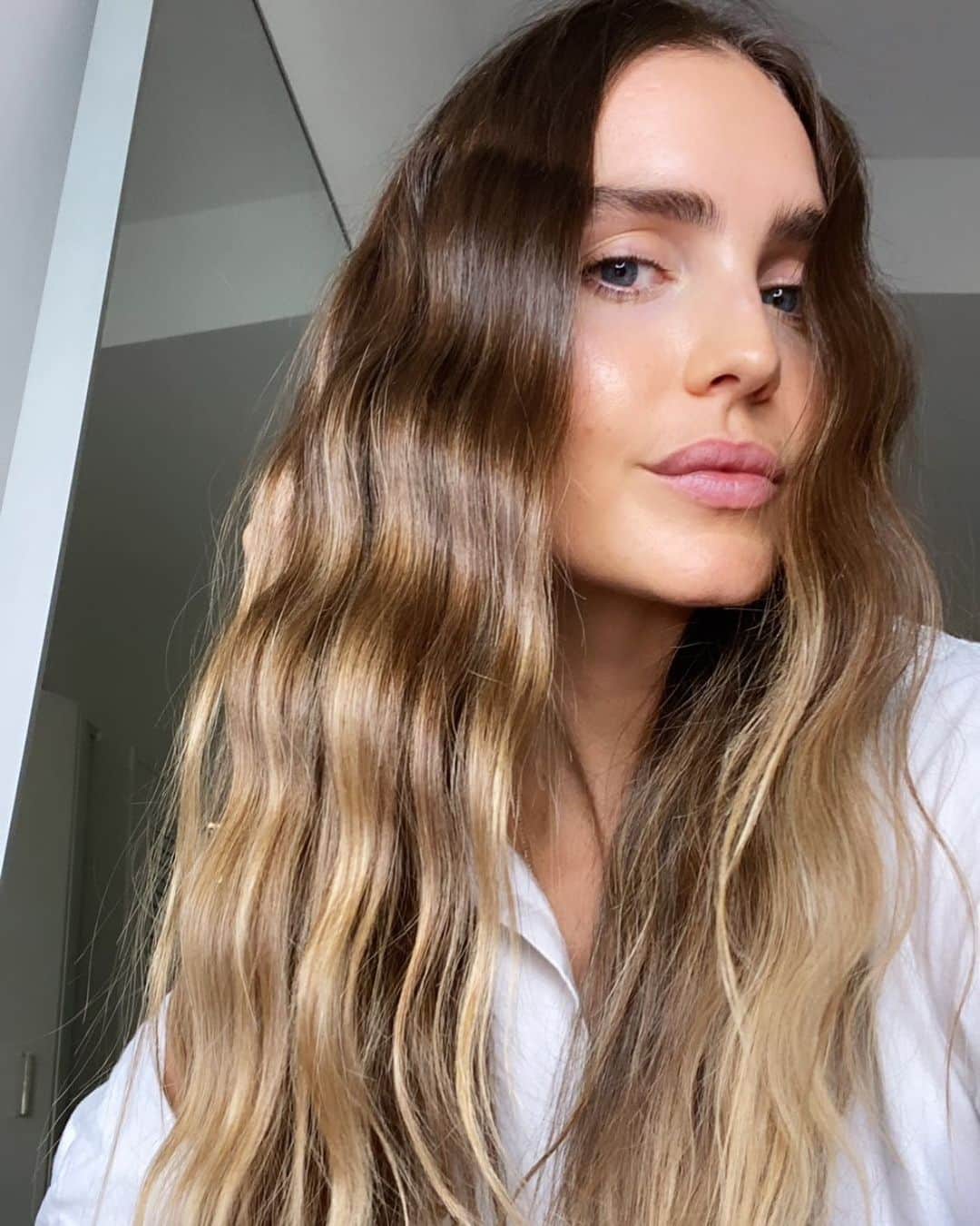 Kirsty Godsoのインスタグラム：「Wavy ❤️⚡️✨hair created using @bondiboost Wave Wand #bondiboost #sponsored」
