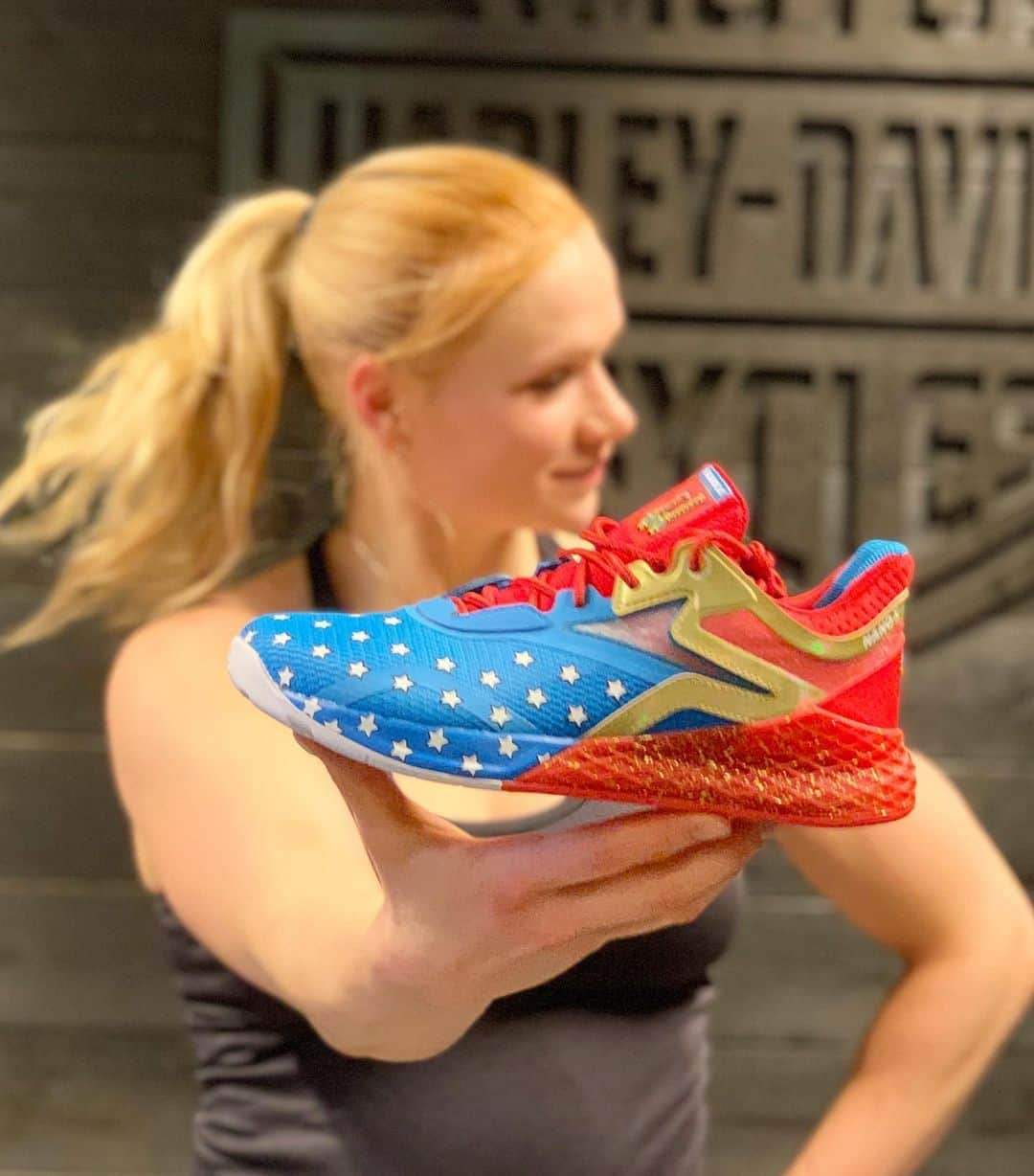 アニー・スラスドーターさんのインスタグラム写真 - (アニー・スラスドーターInstagram)「I’m not saying a pair of shoes can give you super powers... but I’m also not saying they won’t 😎  Very limited edition Wonder Women from @reebok sold both in USA and EU 👏 only a few sizes left in the US  Tag your wonder women!  #reebok #wonderwomen #ad  My Wonder Woman is my mom - she’s taught me that there are solutions to everything 🙌 still learning from her 🥰」11月6日 4時13分 - anniethorisdottir