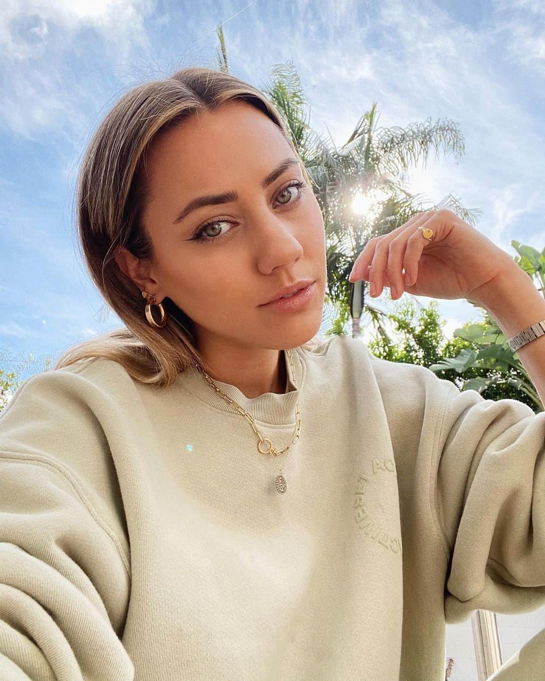Camden Scottのインスタグラム：「Let’s get real. I’m white, I’m femme, I’m straight passing, I grew up in the upper middle class, I’m gay but I live in LA, which is one of the most progressive places I could be. I have immense privilege. I speak often about how our current president actively works to take my rights away but if I’m being honest, this isn’t for me. I’ll be fine. My personal life won’t change much on a day to day. I speak up and I fight for rights because I care about others. Whether I personally know them or not, I want this country to be a safe and fair place for everyone. The country is divided and we can’t even agree on why we are divided. I am sick of it. This all boils down to those who are focused on their self interest and those who are focused on equality for all. As far as I’m concerned, you better get on board or get out of the way. It might take time but we will get to a place where policies, laws and those in power are focused on the collective good. I know this election has us all terrified but no matter what happens we have a long way to go and no matter what we will not stop fighting for what it truly means to have “a more perfect union.” So even if you don’t fight for my rights and in many cases your own, I will continue to fight for yours.」