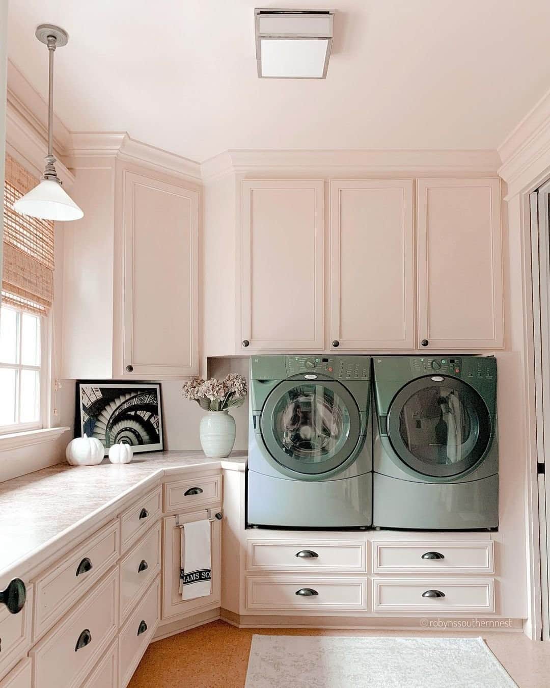 近藤麻理恵のインスタグラム：「I’d love to do the KonMari fold in this laundry room – wow! 🍬 Photo by @robynssouthernnest.」