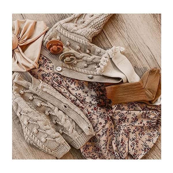 コレジアンのインスタグラム：「⭐️ Inspiration! #outfitoftheday #ootd . Show us how you wear your Collégien socks, tights and accessories and we will feature the most inspiring ones on @collegien_officiel! Use the hashtag #collegienoutfit on Instagram. 😍 . ⭐️ Inspiration !  . Partagez-nous vos plus belles photos de chaussons, chaussettes, collants et accessoires avec le hashtag #collegienoutfit, nous repartagerons les photos les plus inspirantes ! 😍 . Pictures @_our_little_zoo @ashuu_daily @_____s.920  . #collegiensocks #collegien_officiel #madeinfrance #extrasoft #bestsocksever #barneklær #kinderstrümpfe #kniestrümpfe  #靴 #носки #sokker #instamum #liberty #lacetrimkneehigh #slowfashion #ecofriendly #fashioninspo #kidsoutfit #trends #kidfashion」