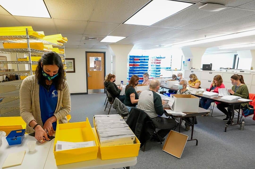 NBC Newsさんのインスタグラム写真 - (NBC NewsInstagram)「Monroe County municipal workers count ballots in Stroudsburg, Pennsylvania.⁠ ⁠ Latest #Election2020 updates at the link in our bio.⁠ ⁠ 📷 Mary Altaffer / @apnews」11月6日 4時32分 - nbcnews