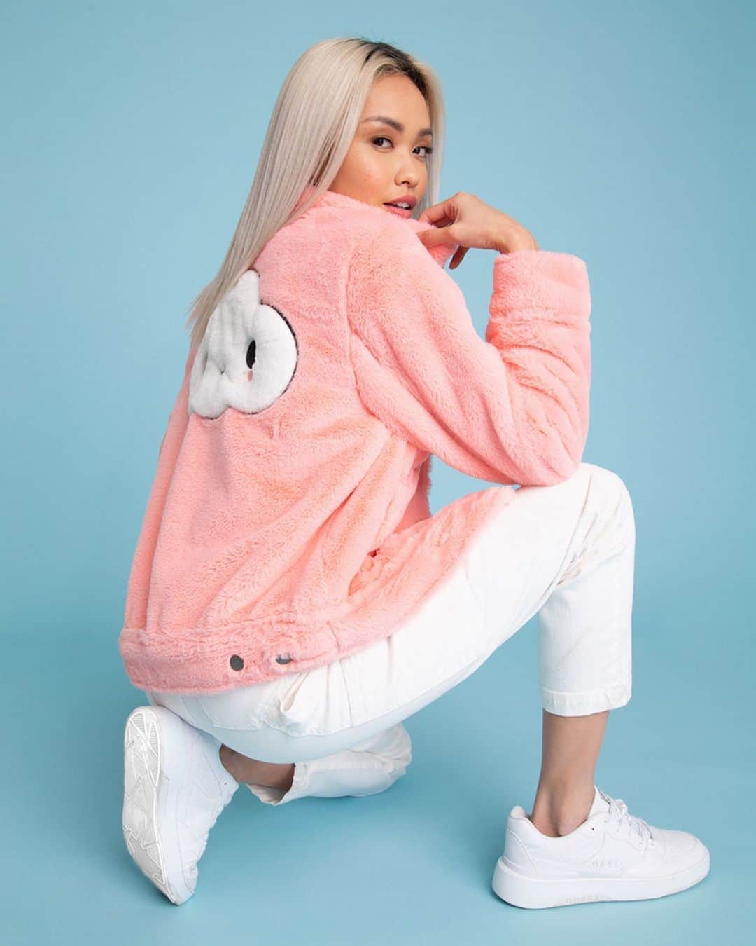 ゲスのインスタグラム：「“Little Cloud” by @friendswithyou x @guess ☺️☁️ The limited capsule available now exclusively at guess.com (link in bio)」
